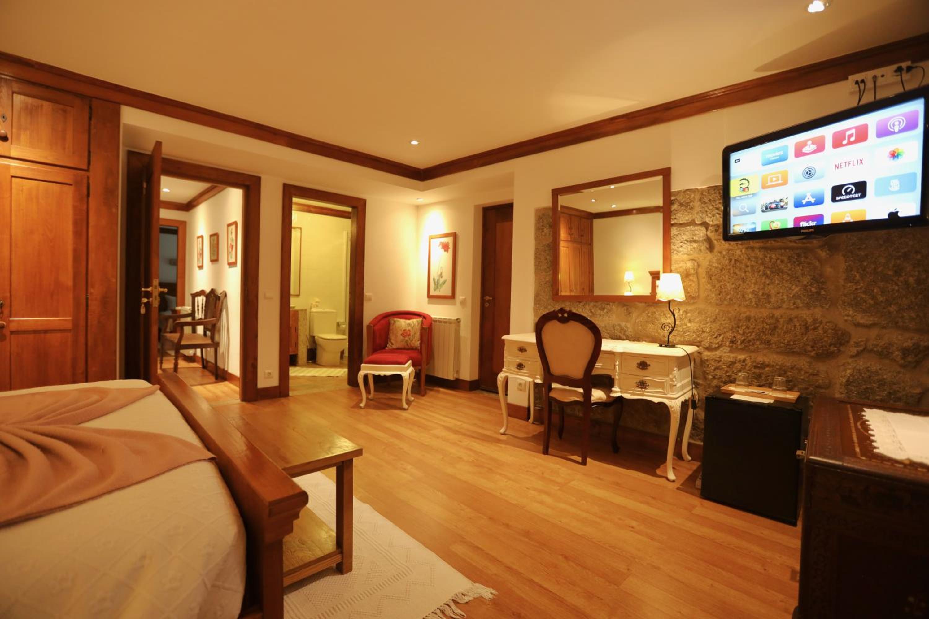 Queen Room with Pool View - Photo 5