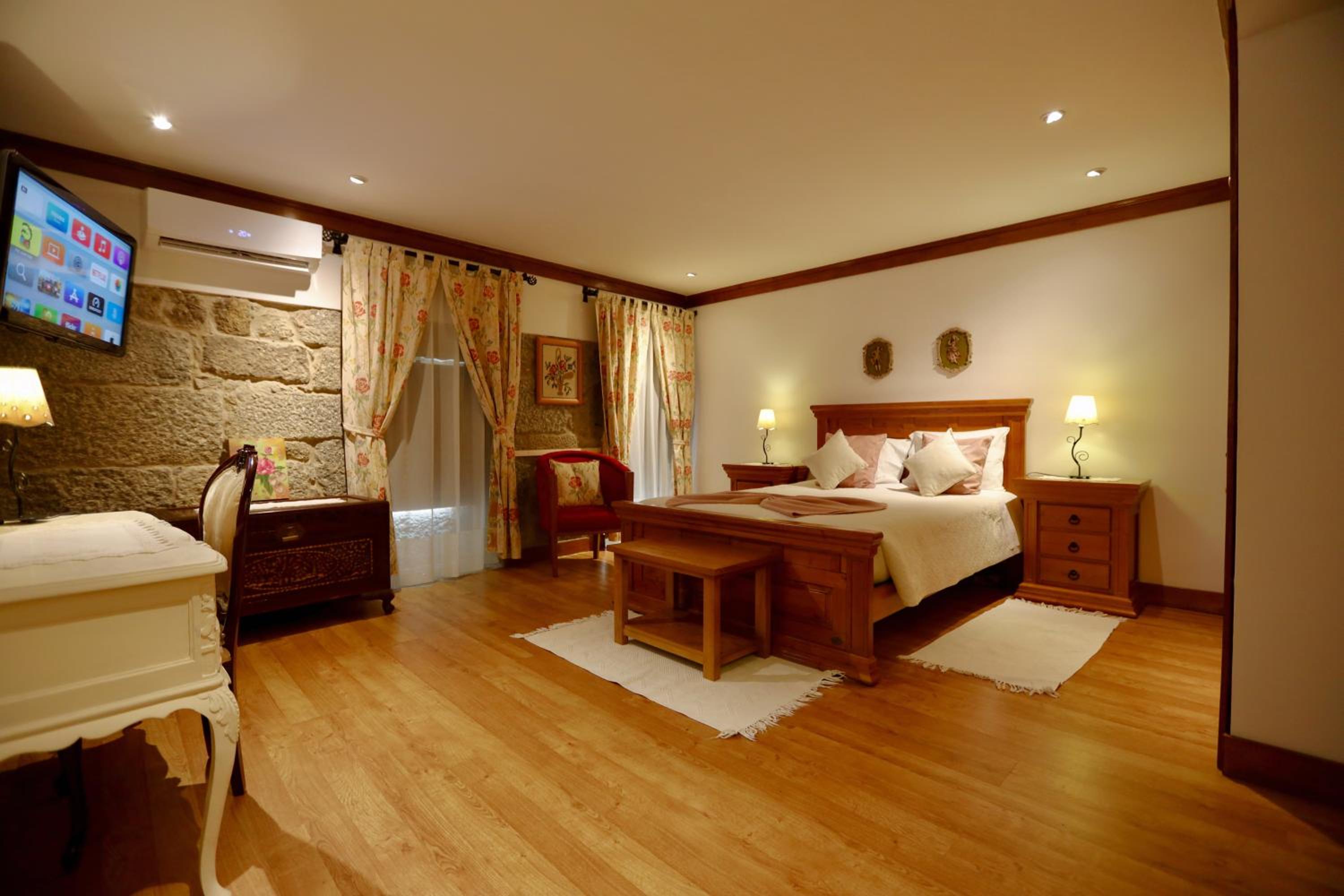 Queen Room with Pool View - Photo 4