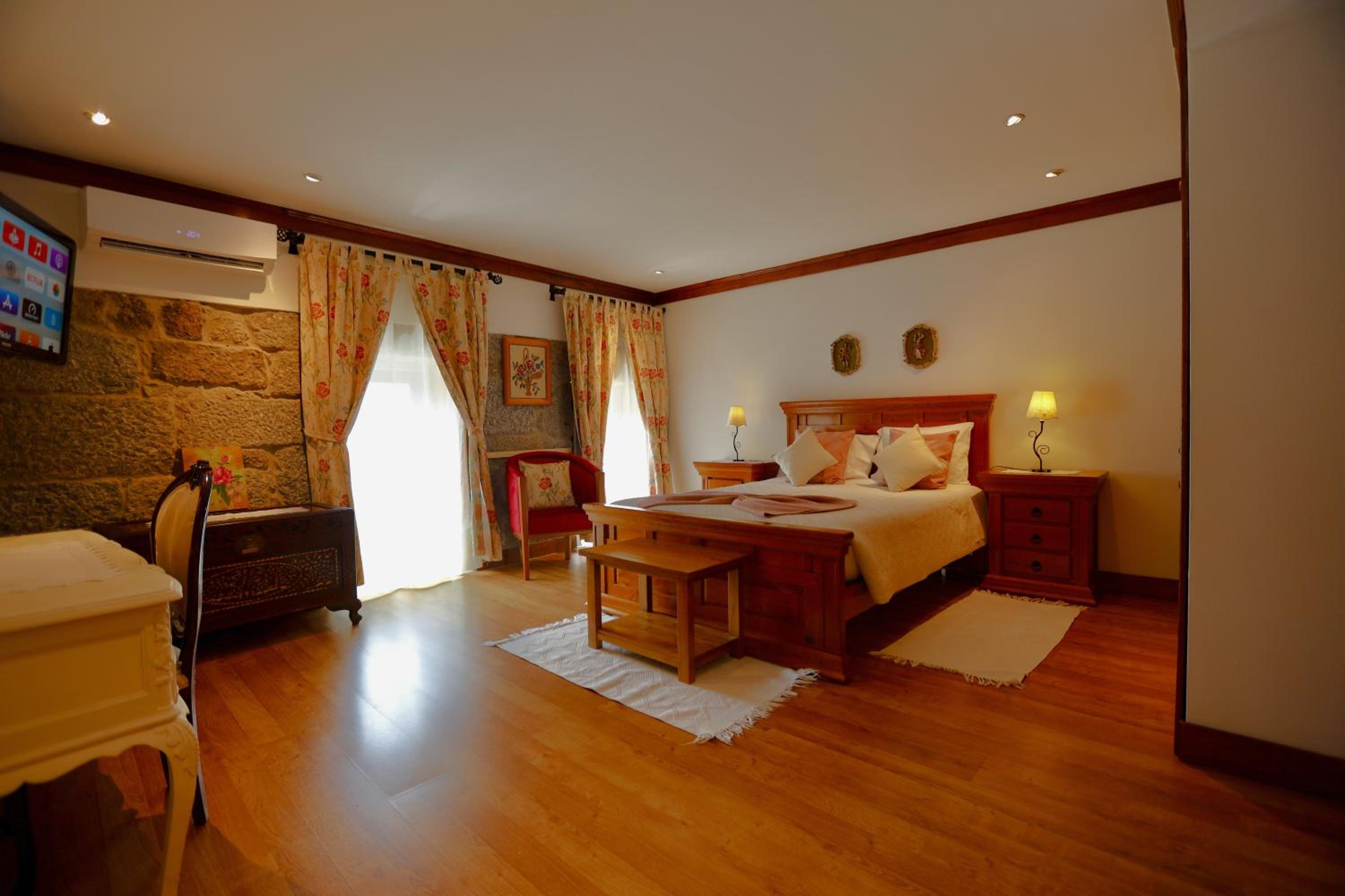 Queen Room with Pool View - Photo 1