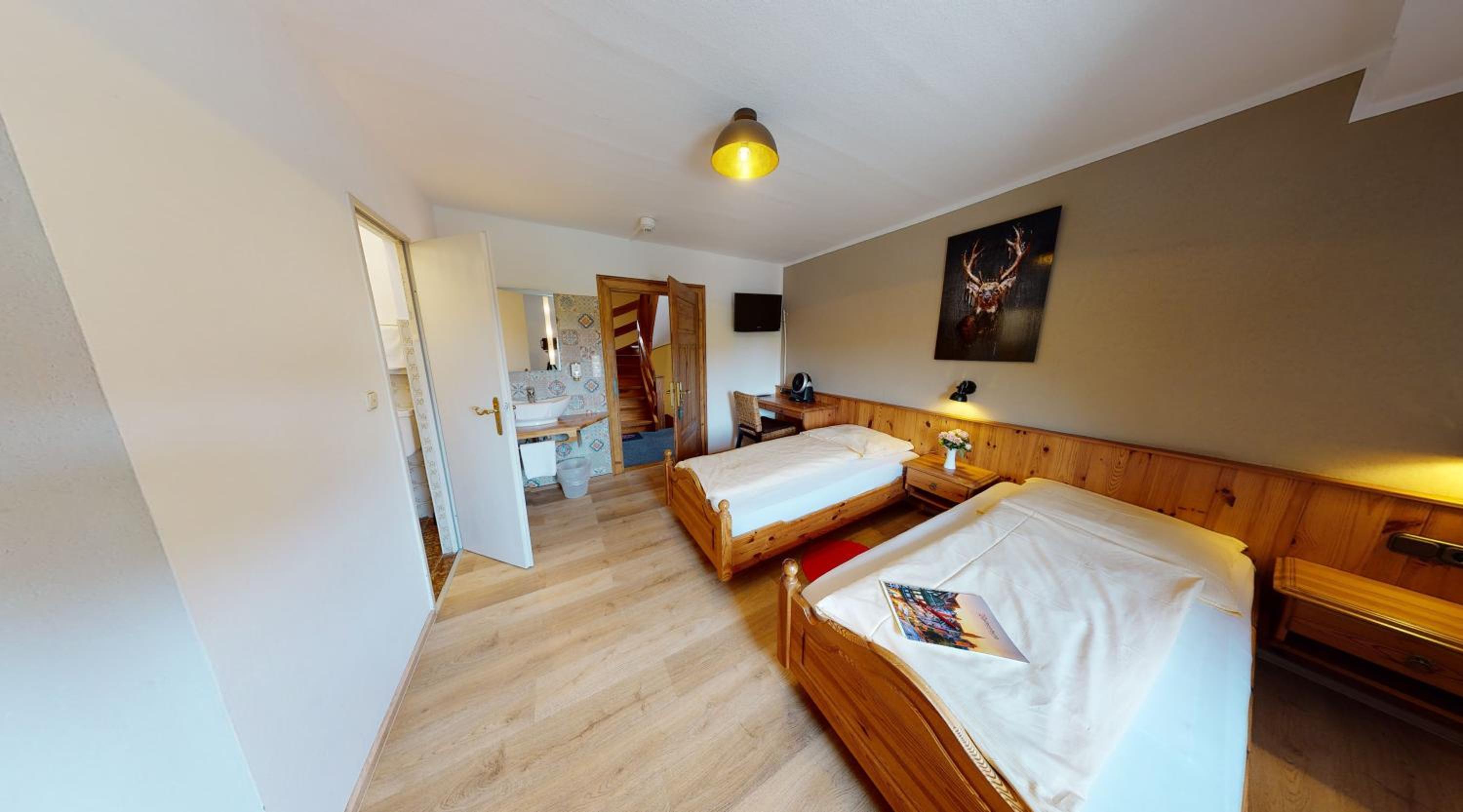 Budget Double Room - Photo 11