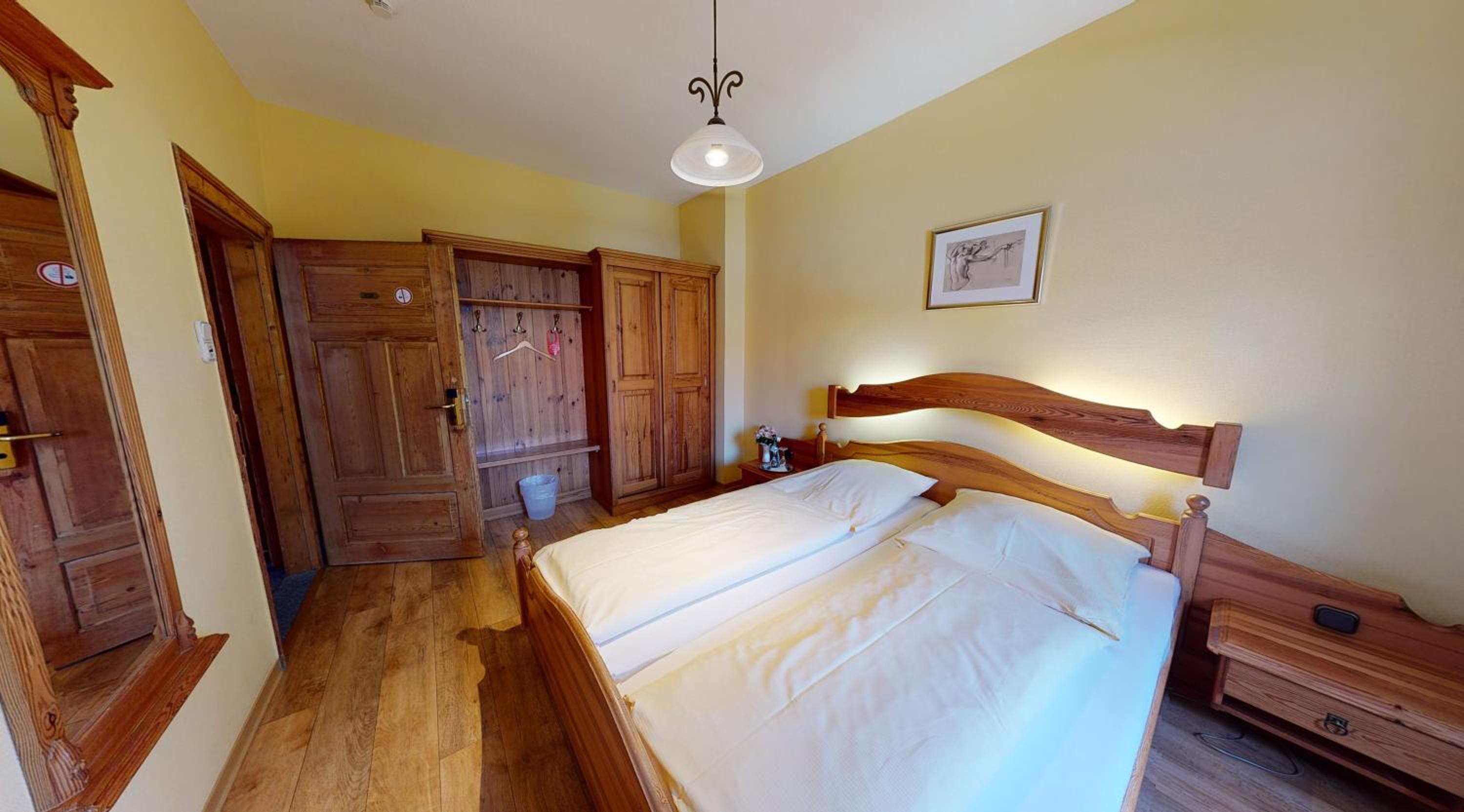 Budget Double Room - Photo 8