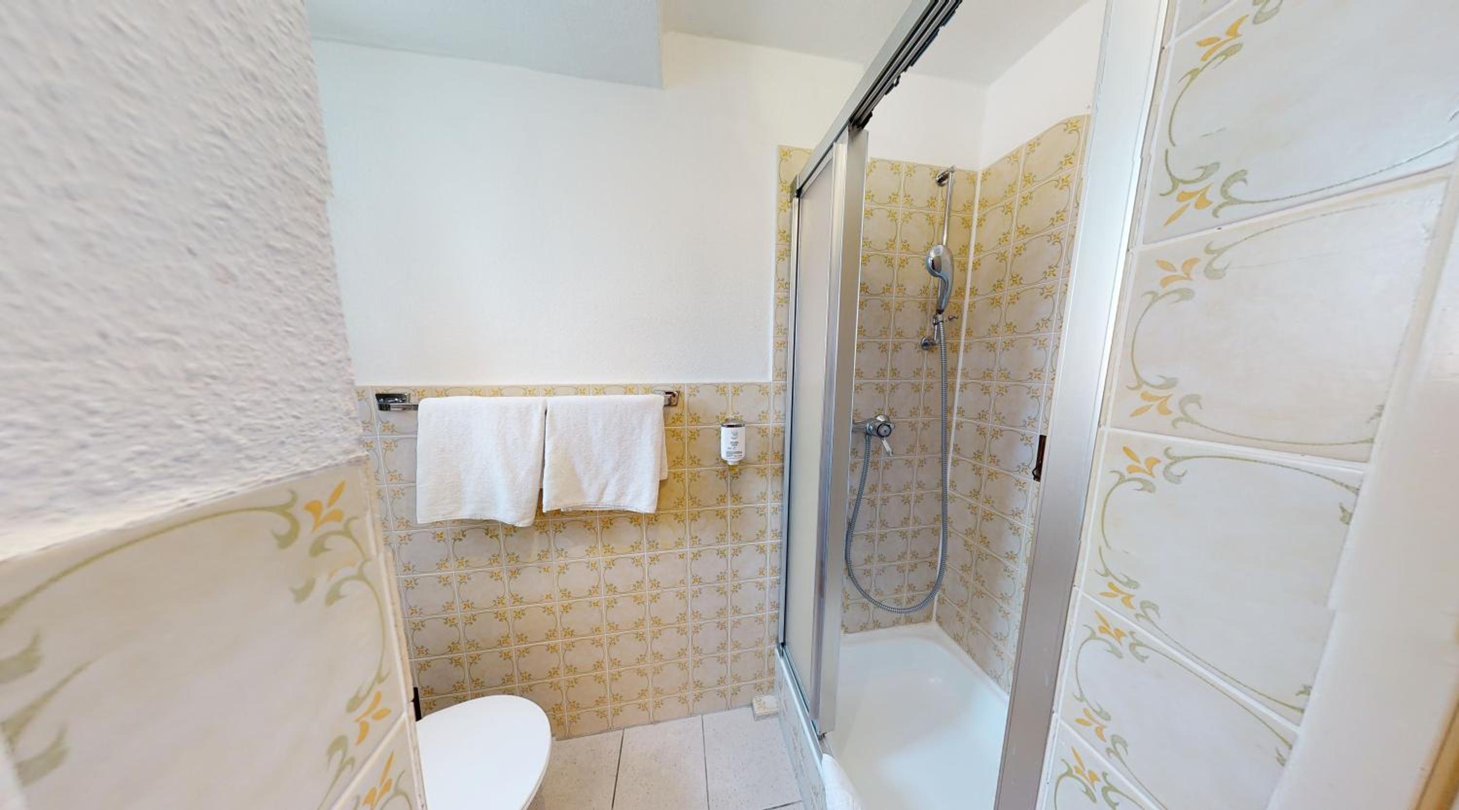 Budget Double Room - Photo 10