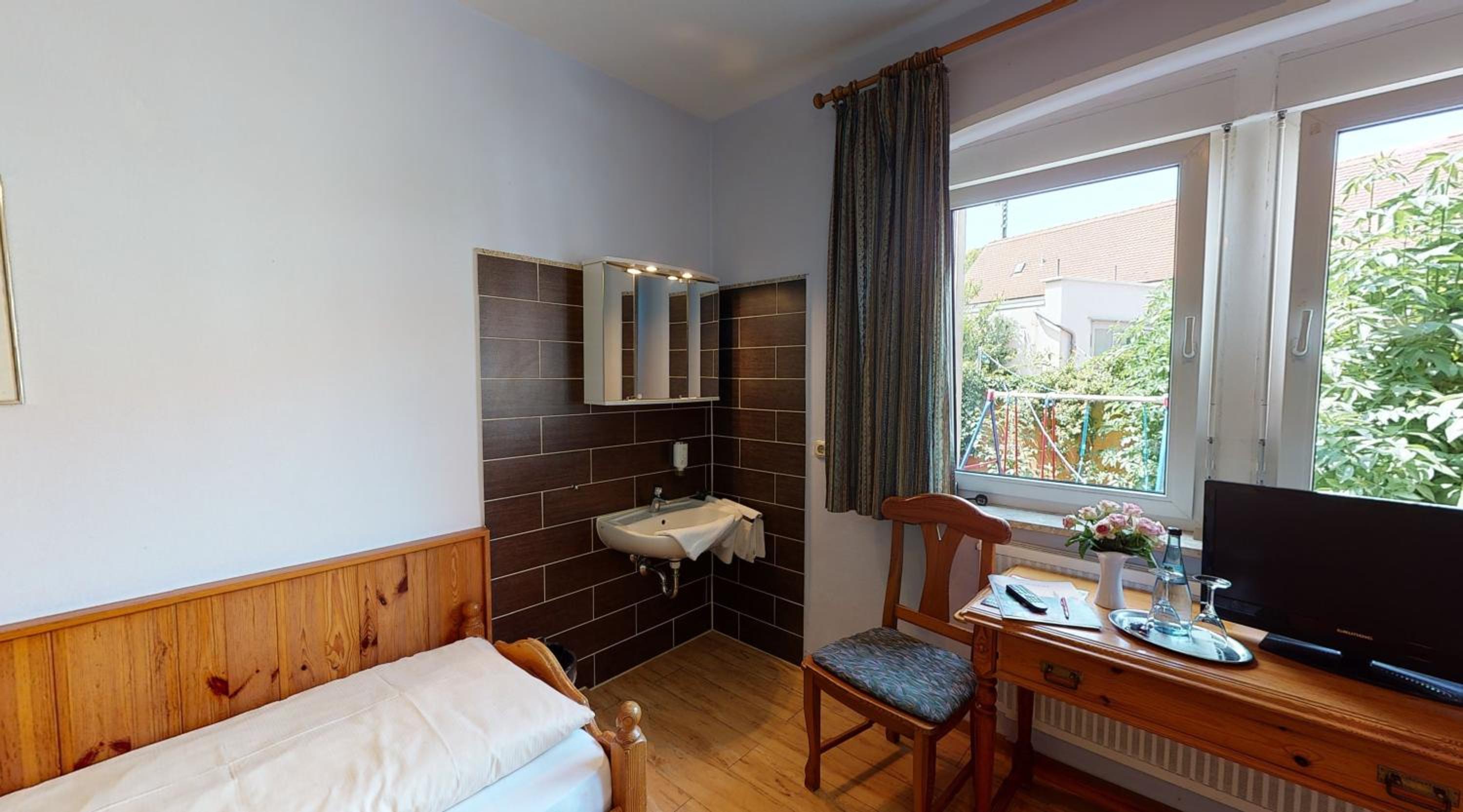 Budget Double Room - Photo 13