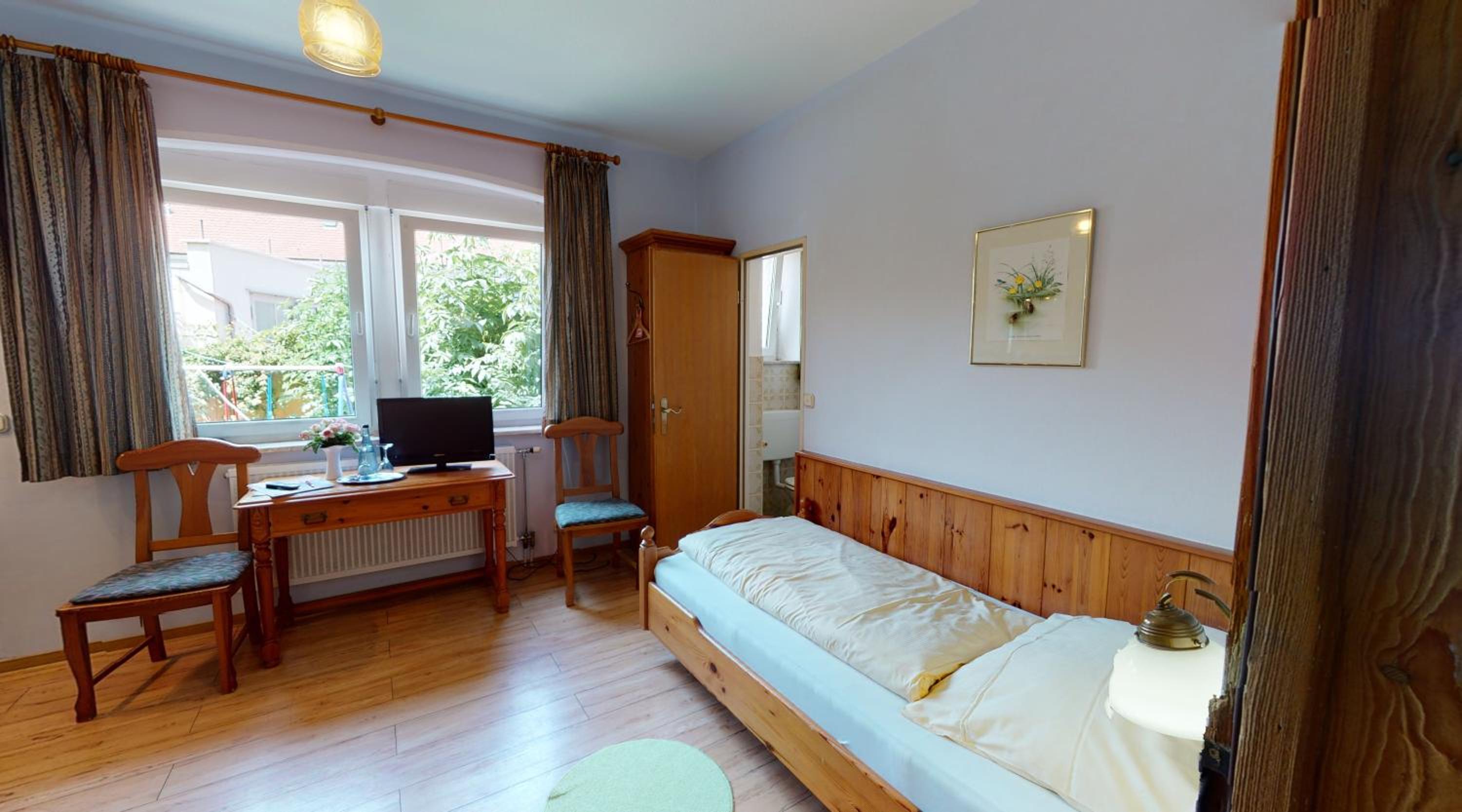 Budget Double Room - Photo 7