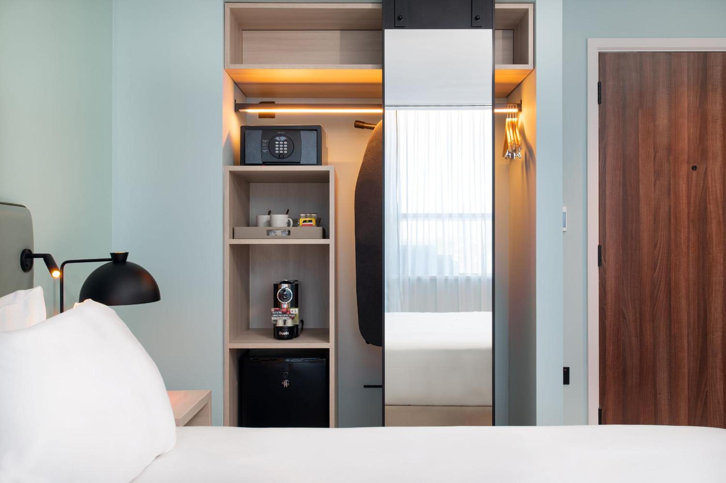 Premium King Room with Sofa and Balcony photo 3