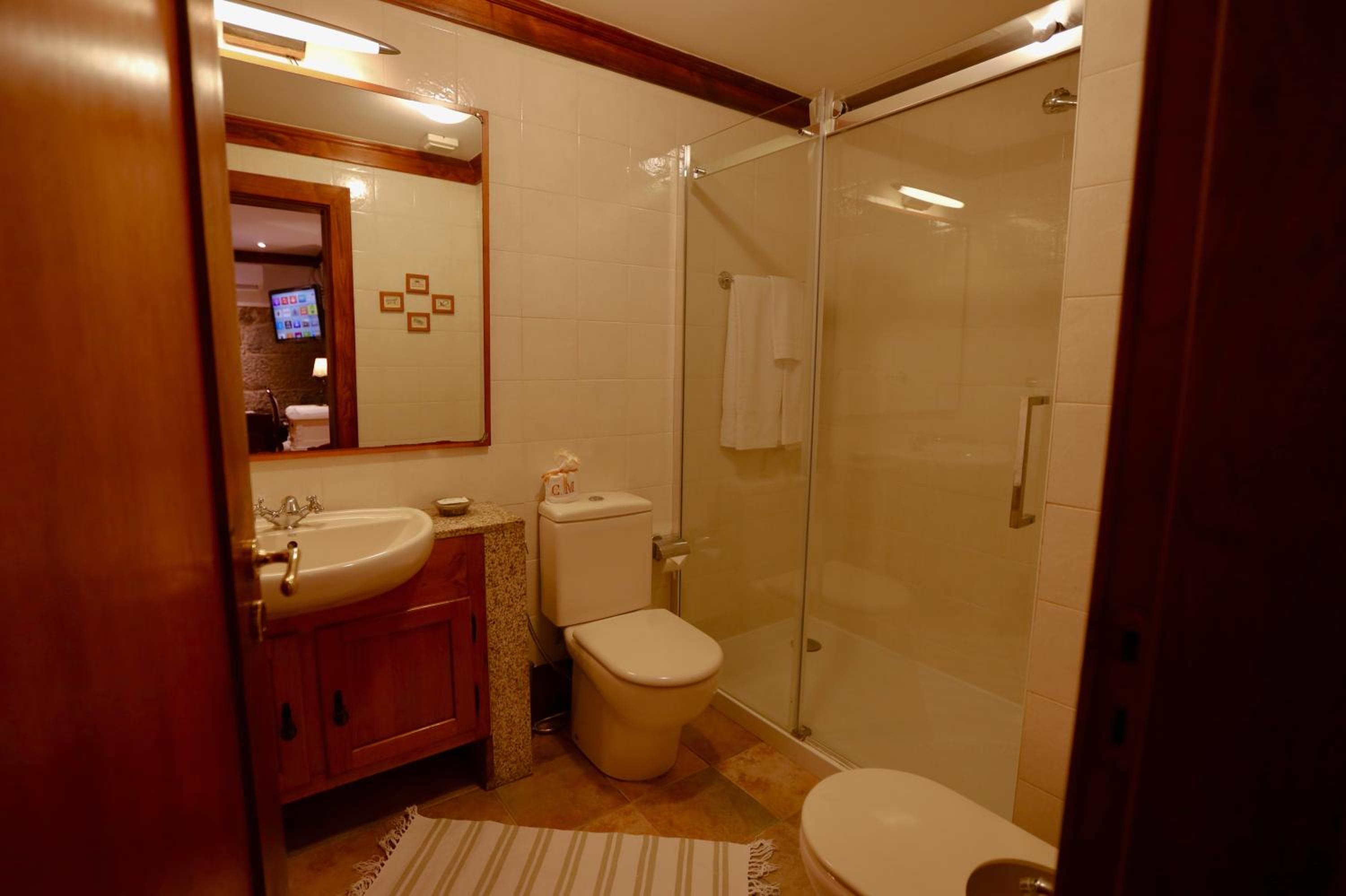 Queen Room with Pool View - Photo 2
