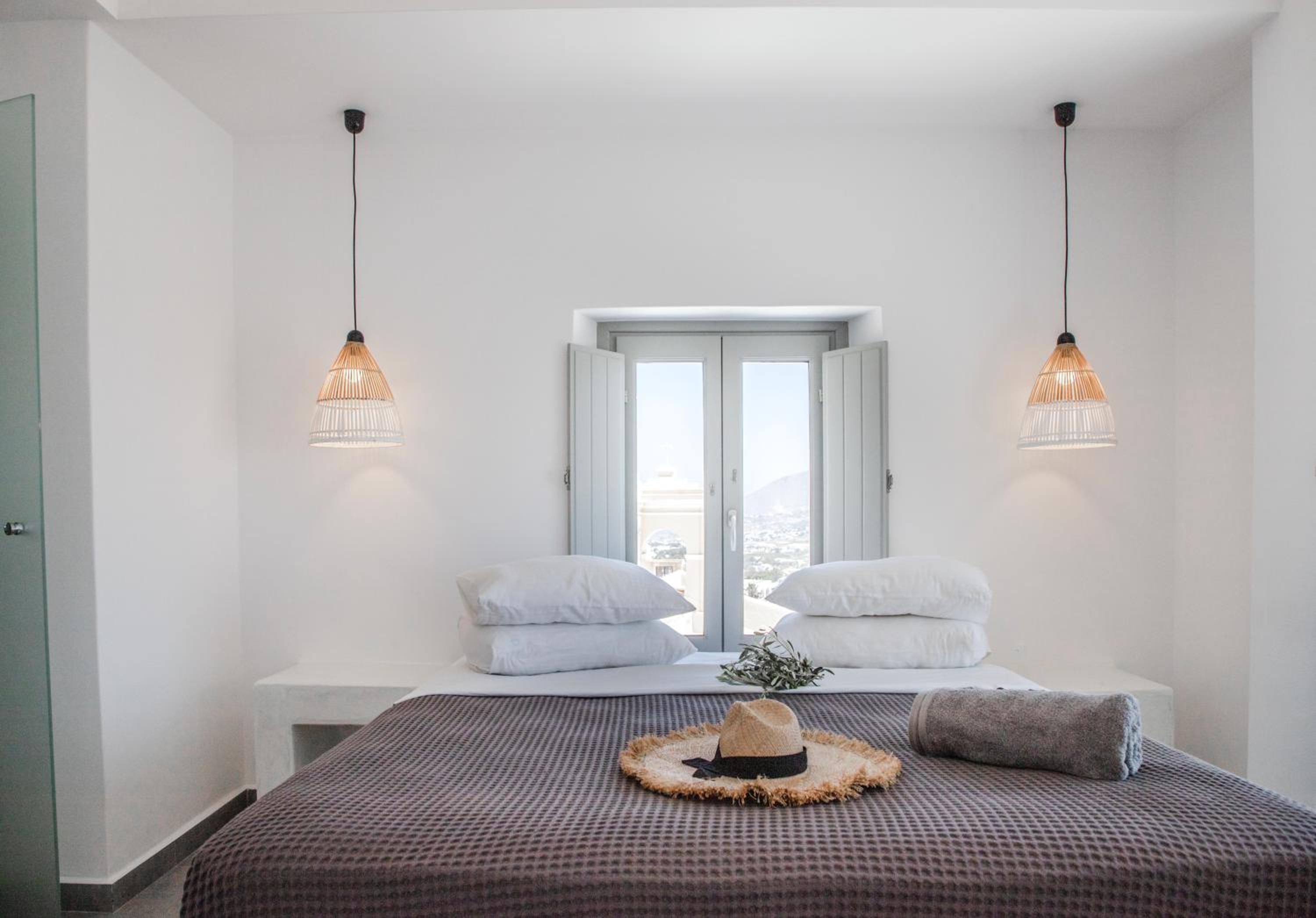 DELUXE CLIFF SUITE WITH CALDERA VIEW AND OUTDOOR JACUZZI 