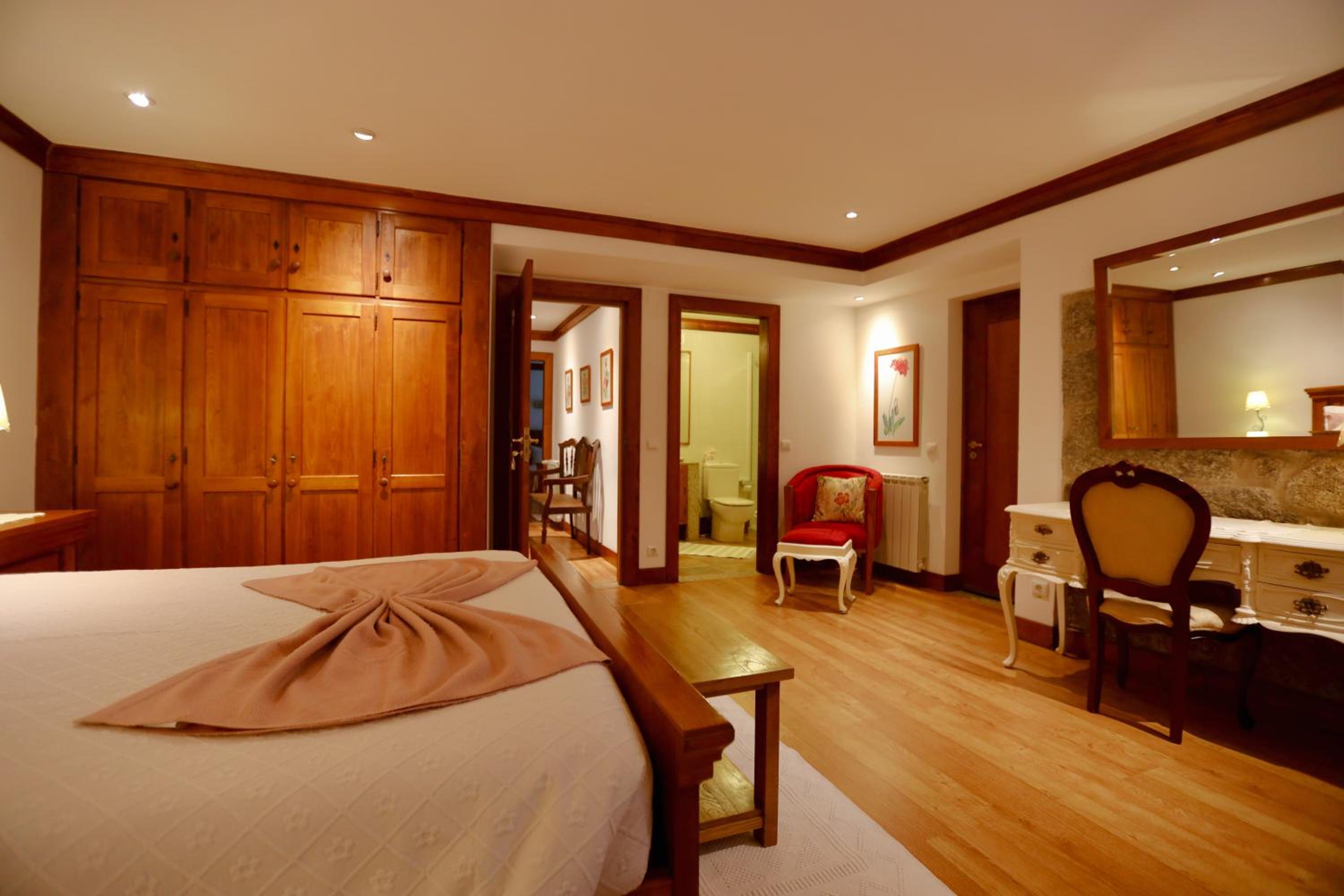 Queen Room with Pool View - Photo 3