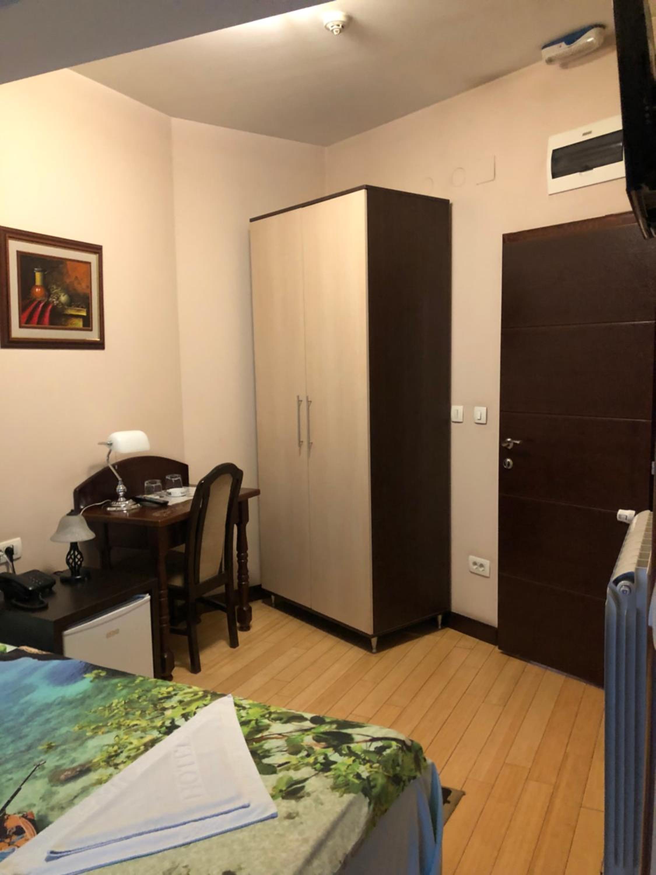 Double Room with Private Bathroom - Photo 4