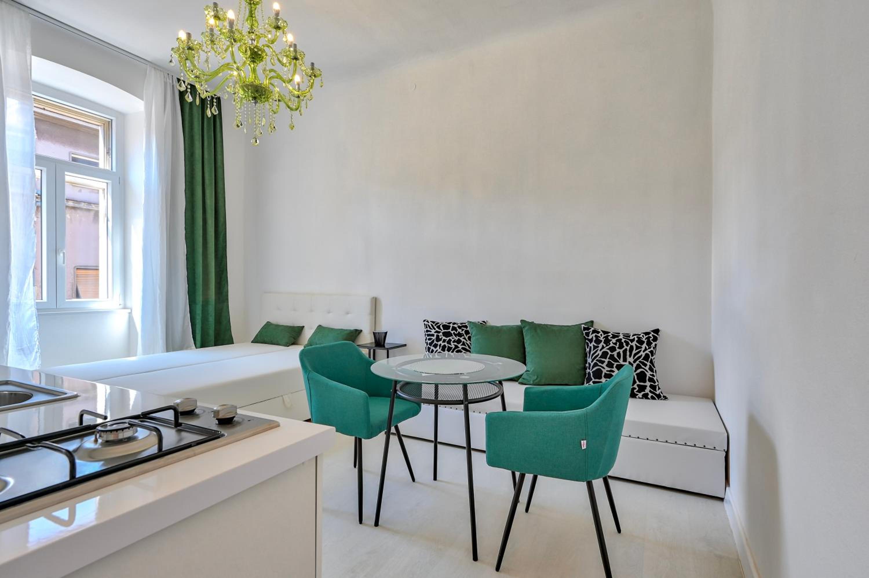 Studio Apartment - Photo 15