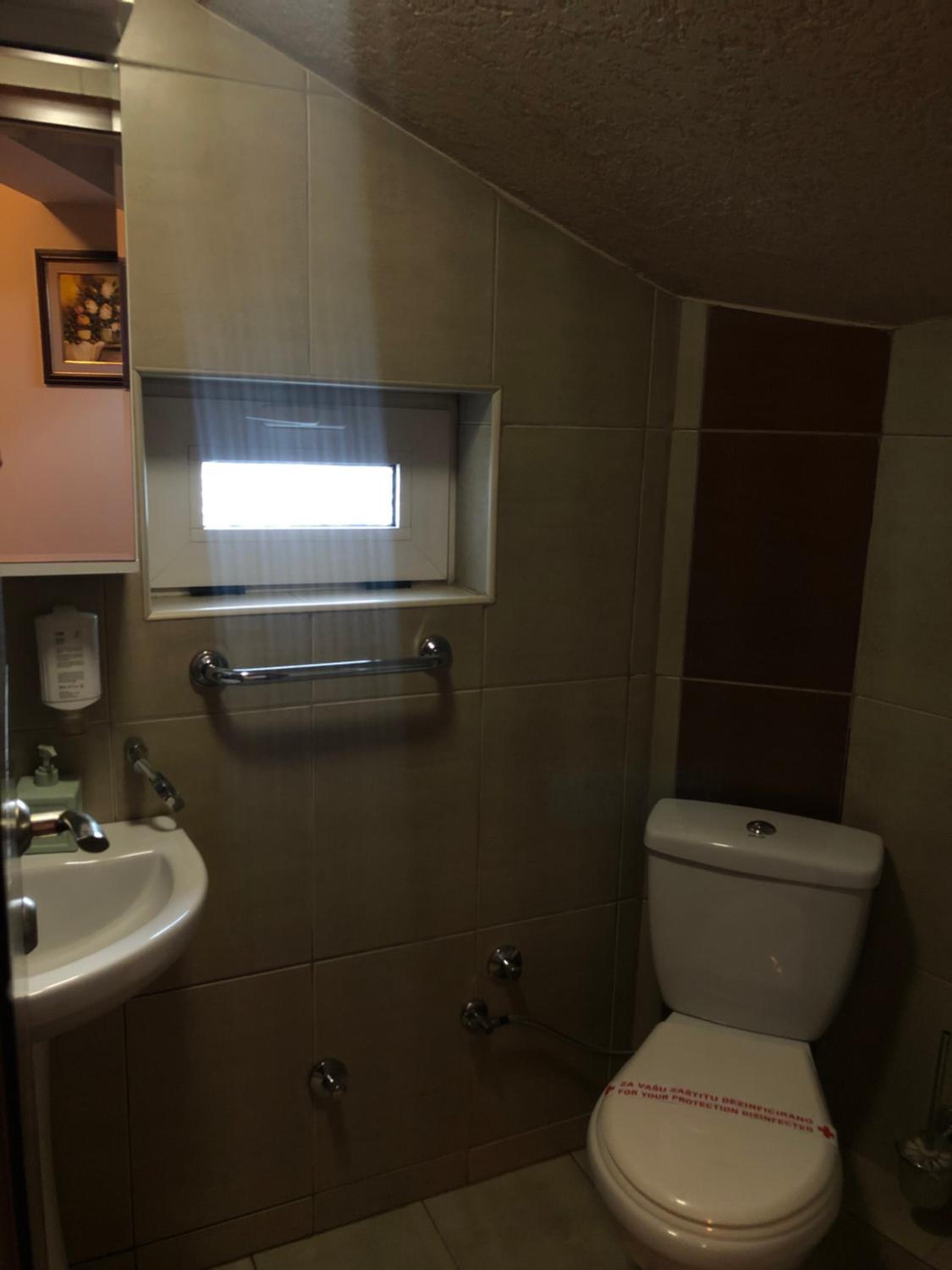 Twin Room with Bathroom - Photo 6