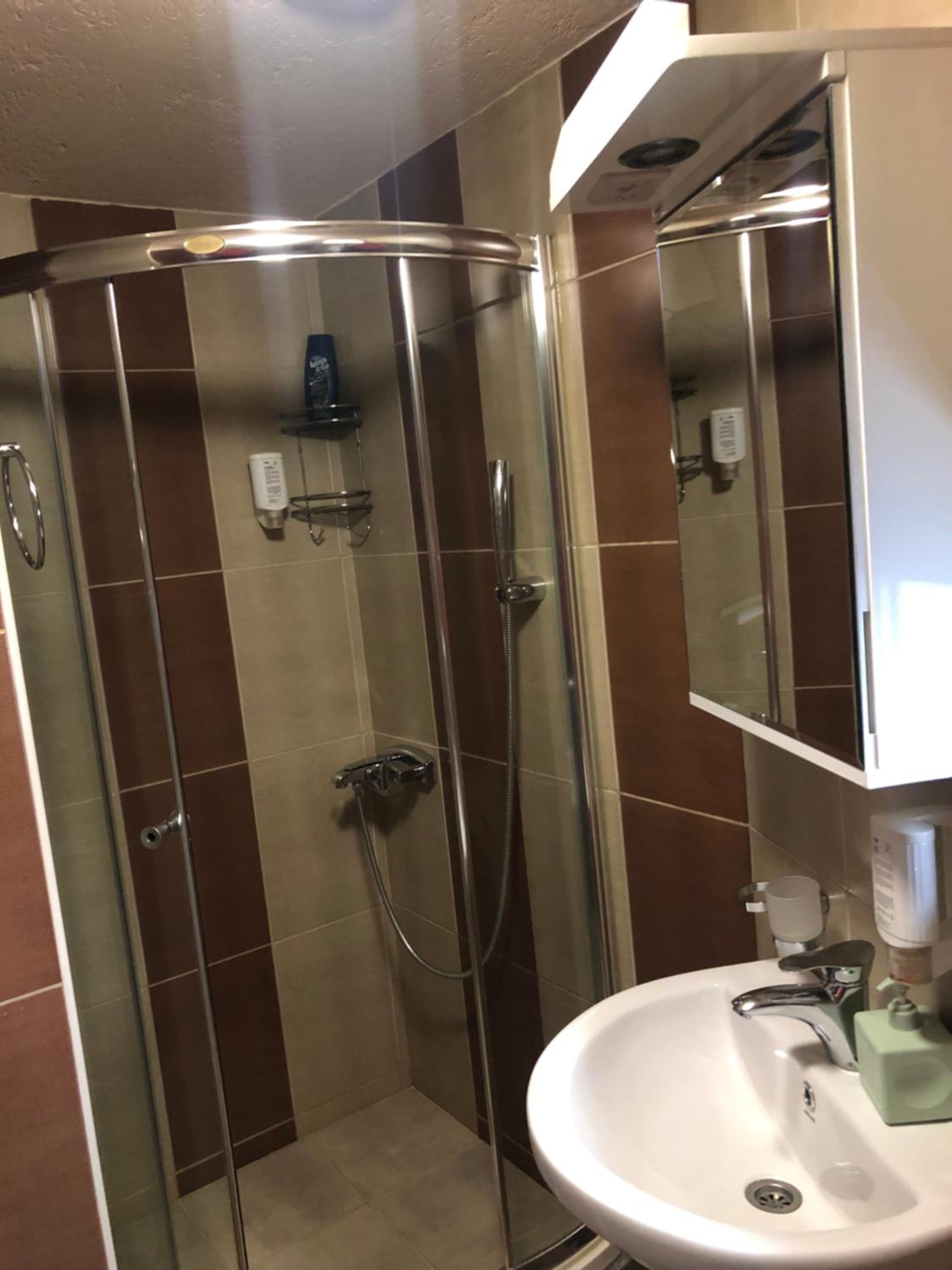 Twin Room with Bathroom - Photo 5
