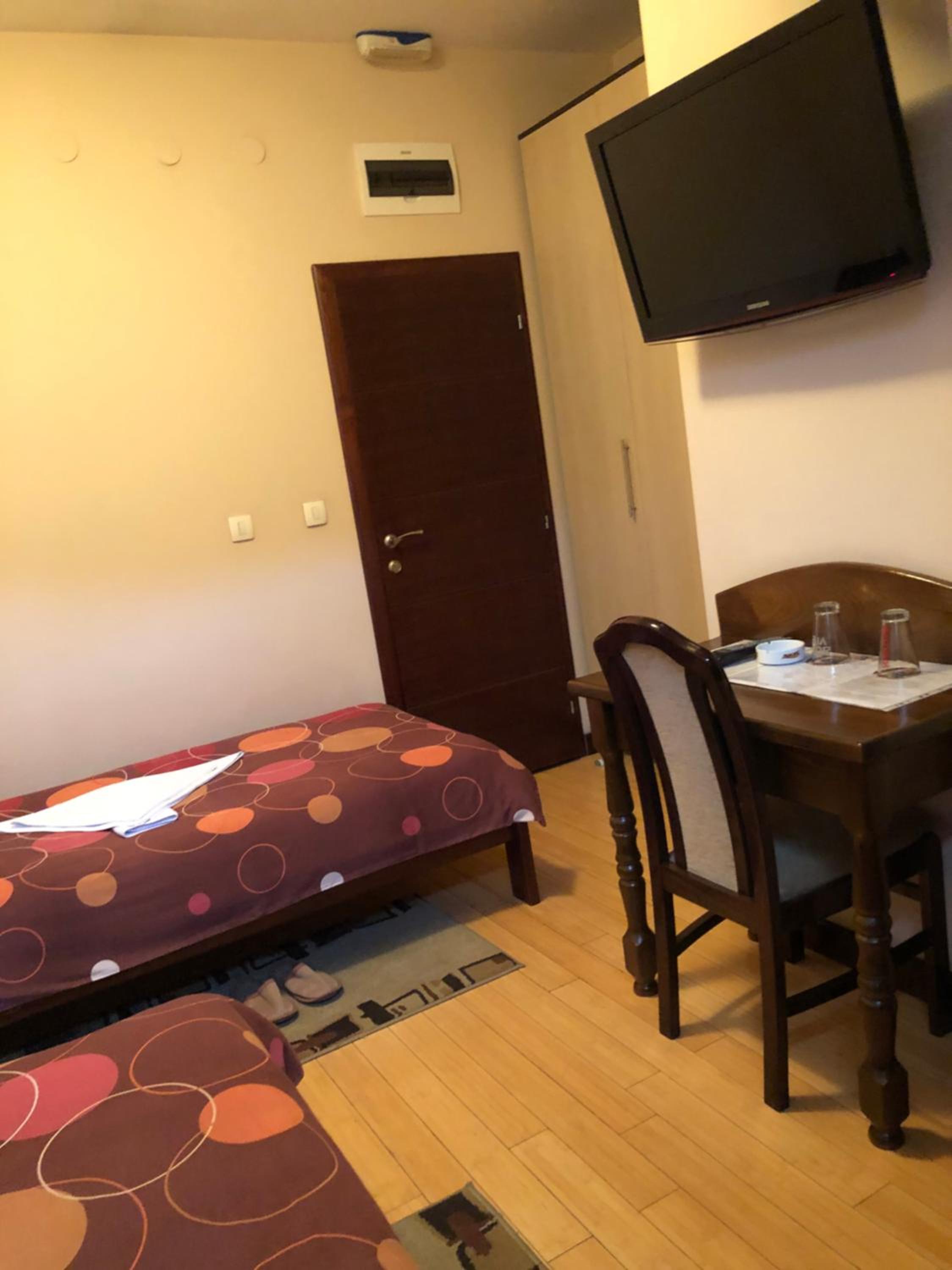 Twin Room with Bathroom - Photo 4