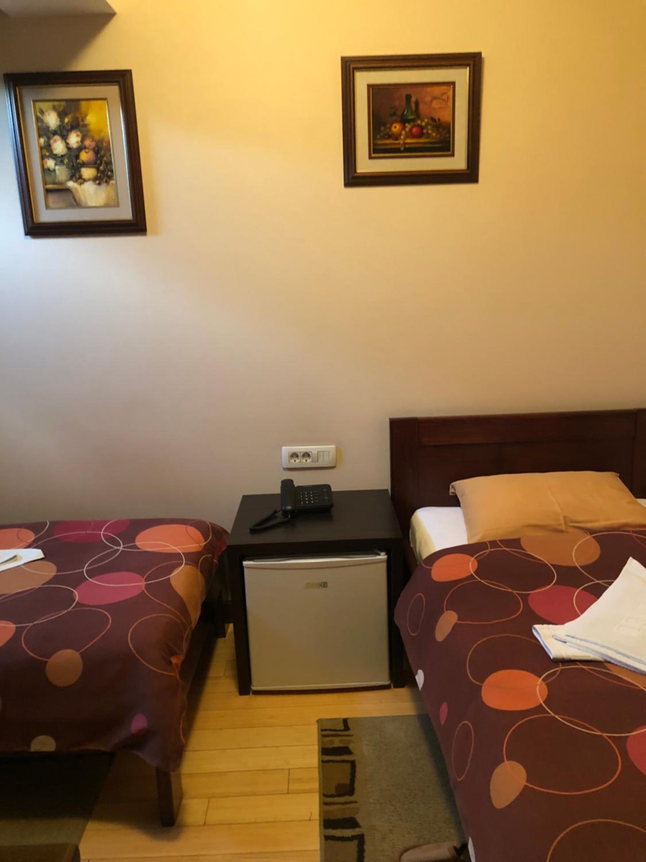 Twin Room with Bathroom - Photo 3