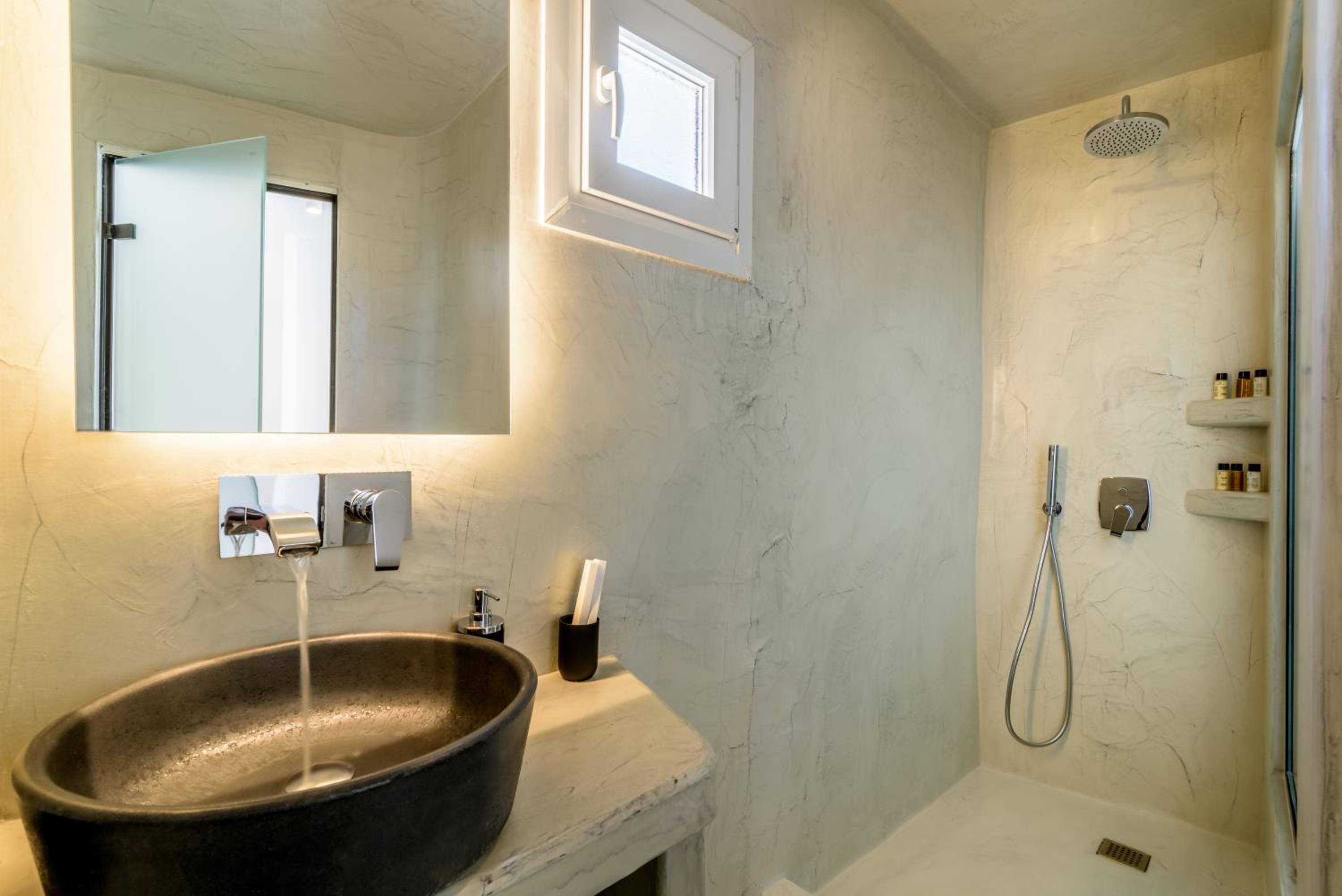 Superior Suite with Outdoor Hot Tub - Photo 10