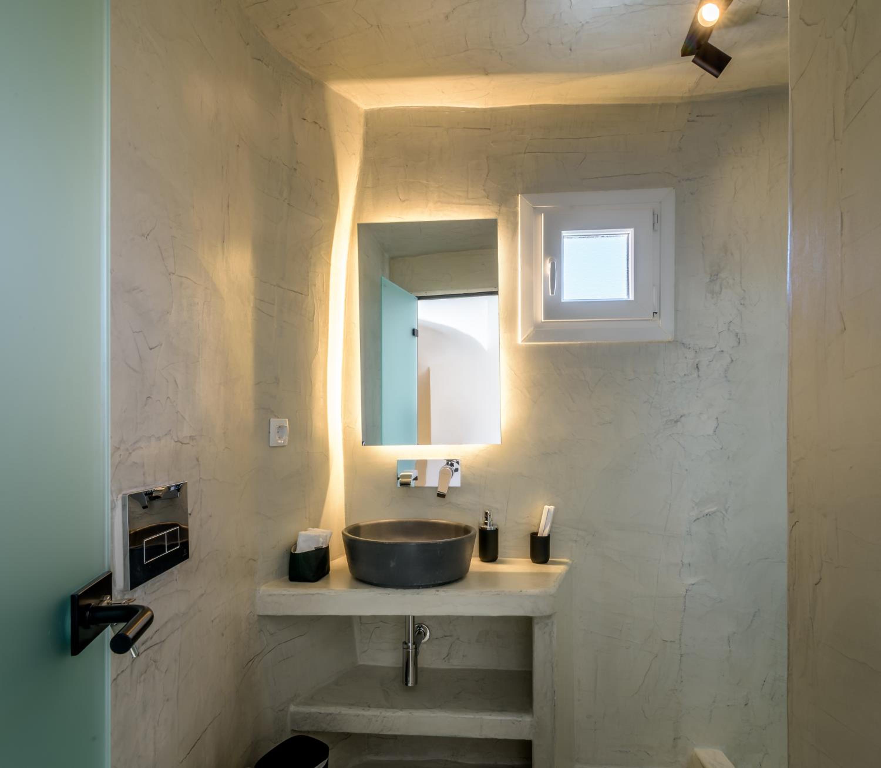 Superior Suite with Outdoor Hot Tub - Photo 9