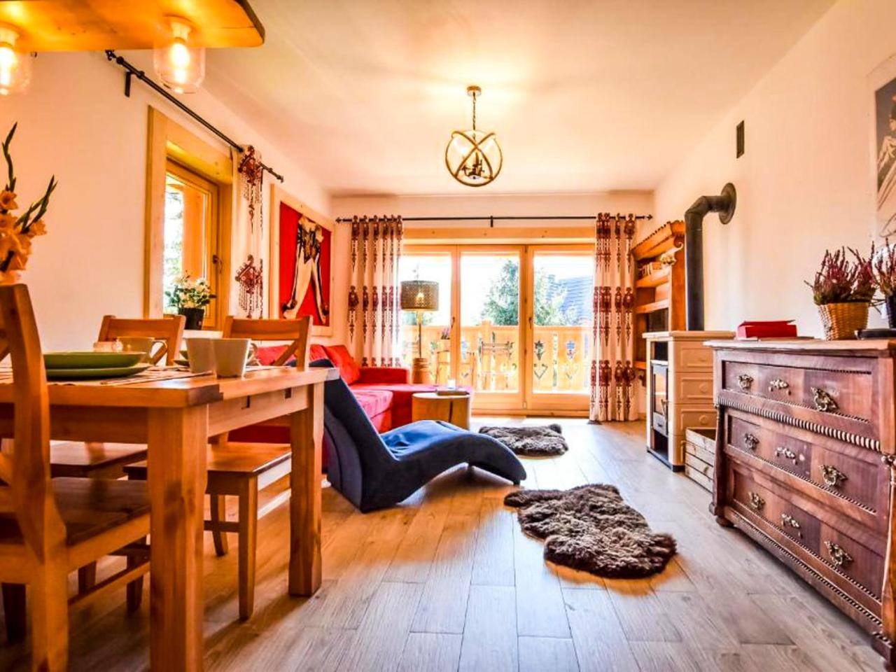 Apartment with Mountain View