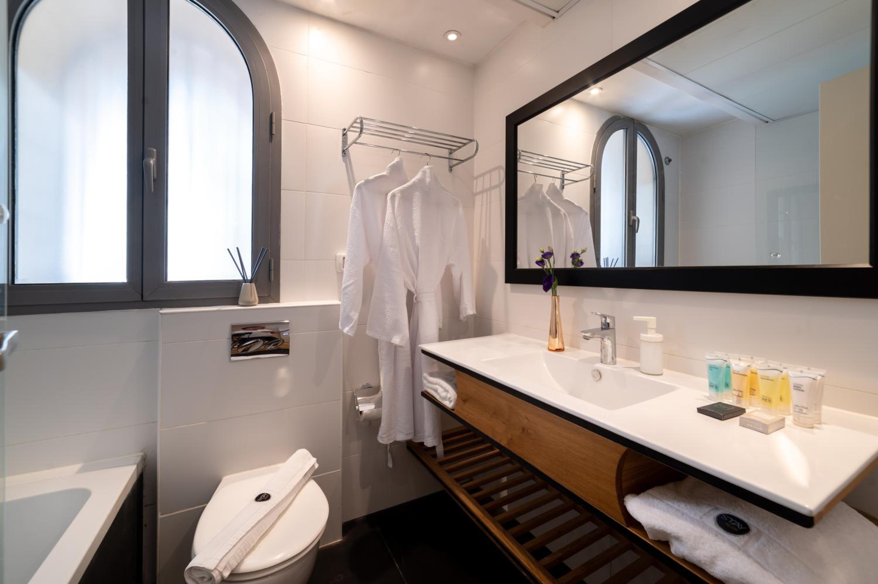 Classic Double or Twin Room - Photo 16