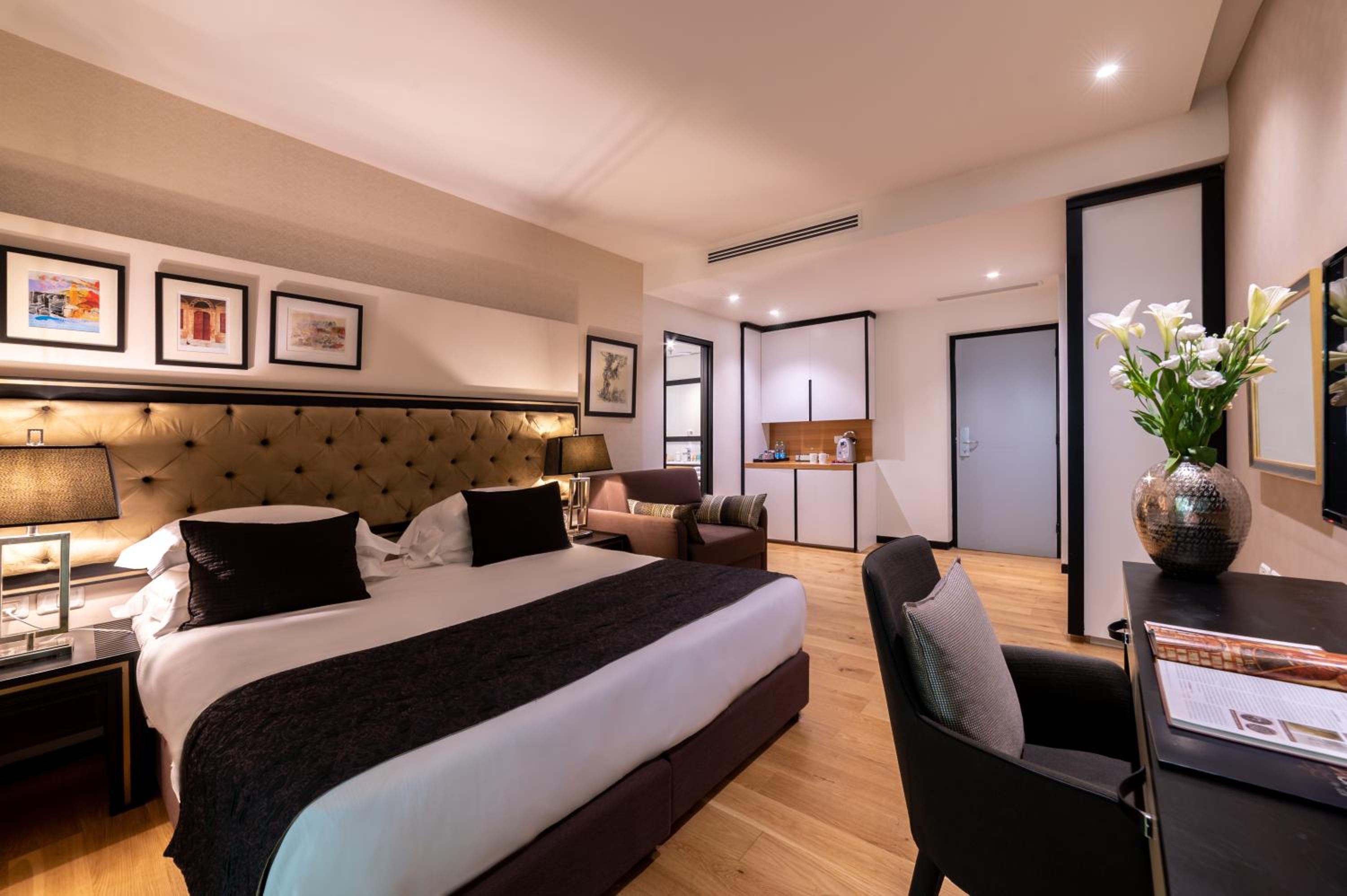 Deluxe Double or Twin Room with Terrace - Photo 10