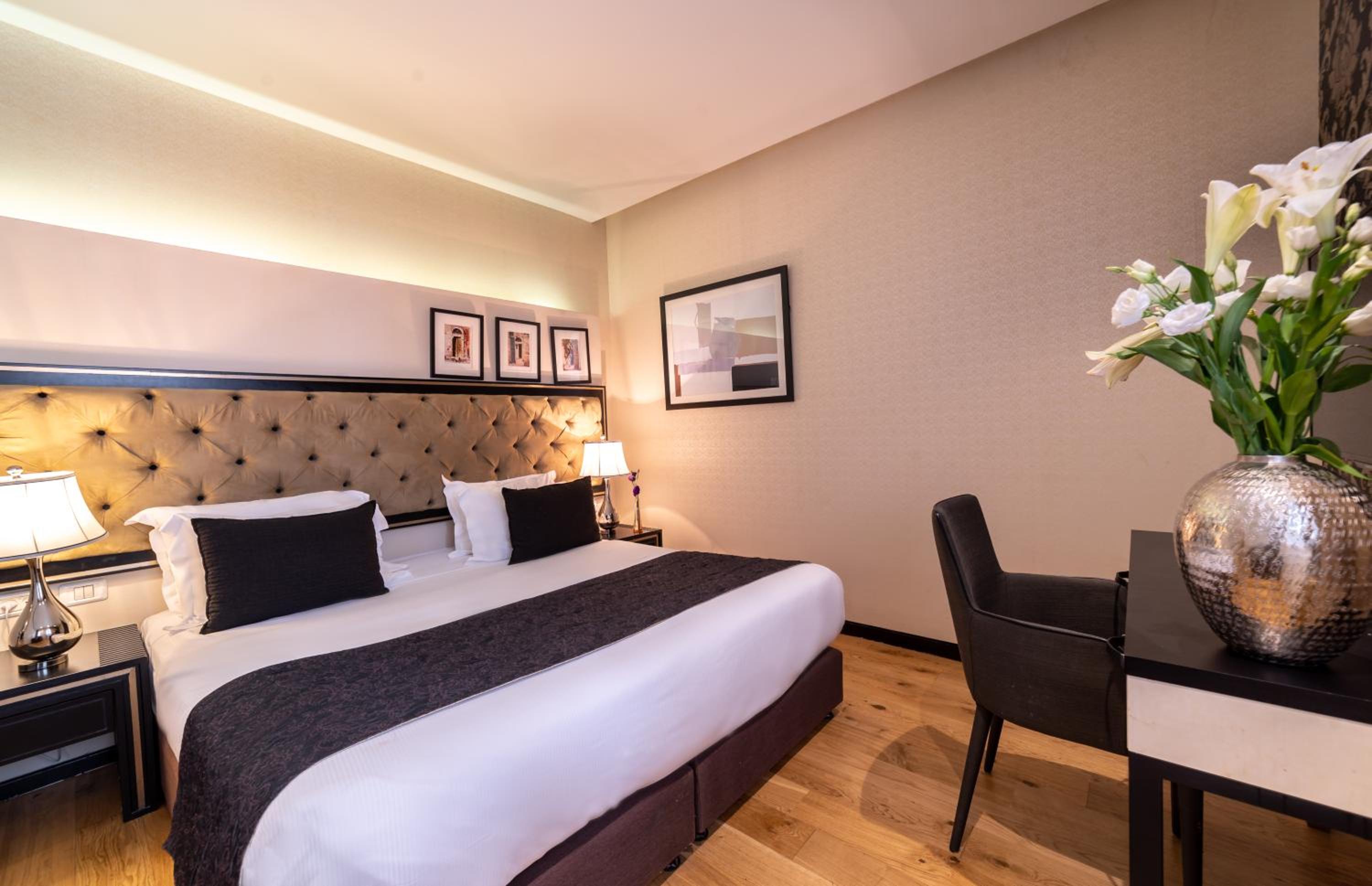 Classic Double or Twin Room - Photo 12
