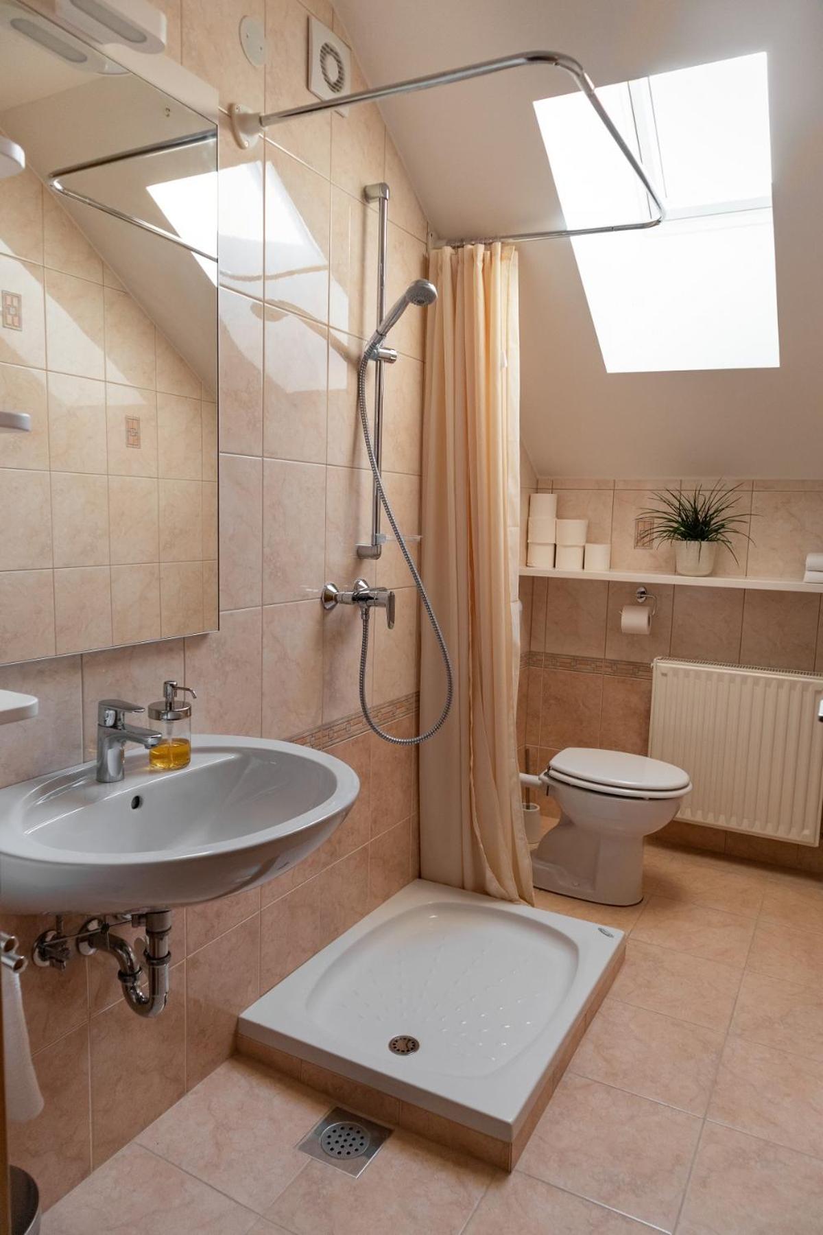 Double Room with Private Bathroom - Photo 4