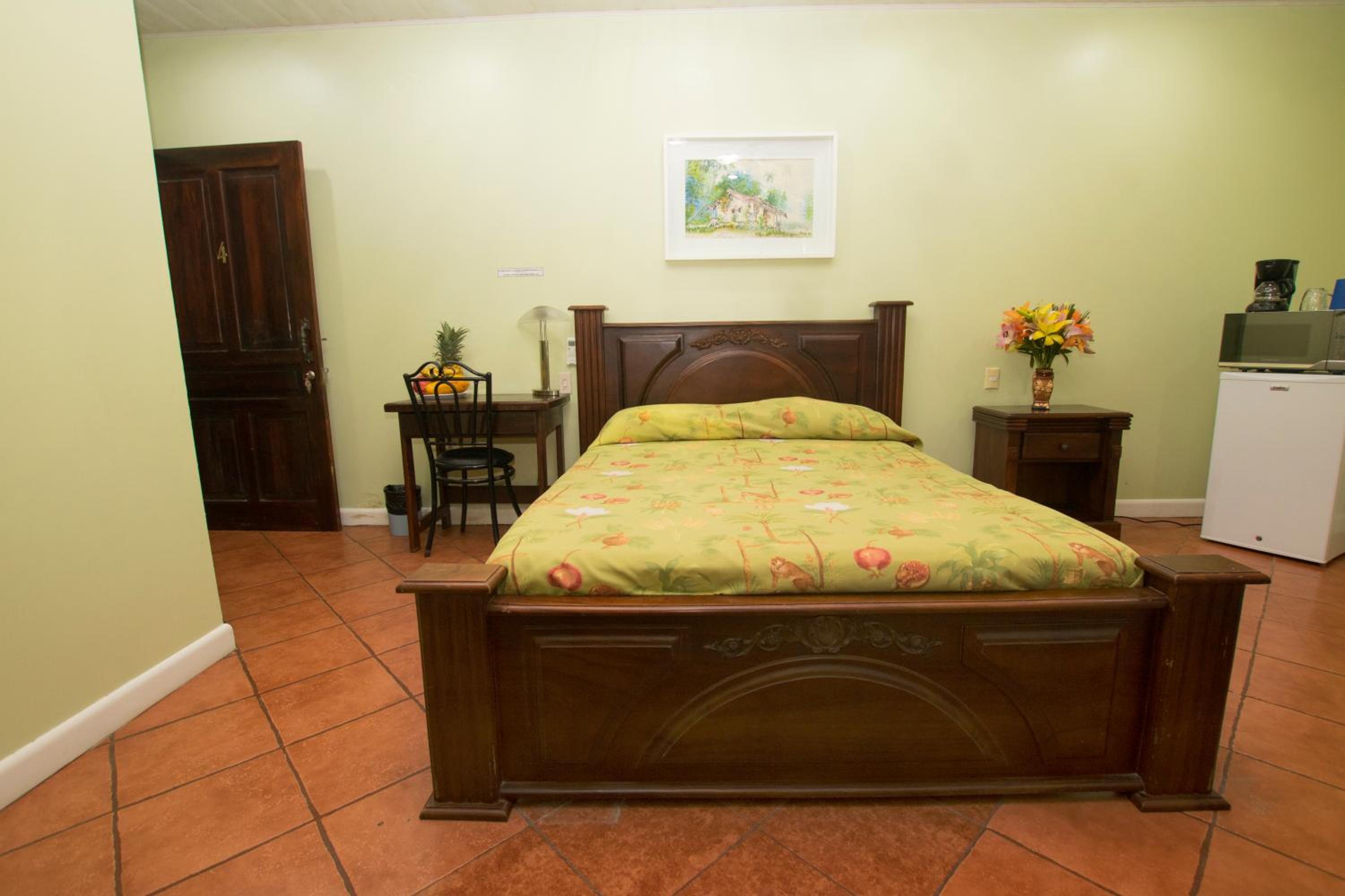 Queen Room photo 2