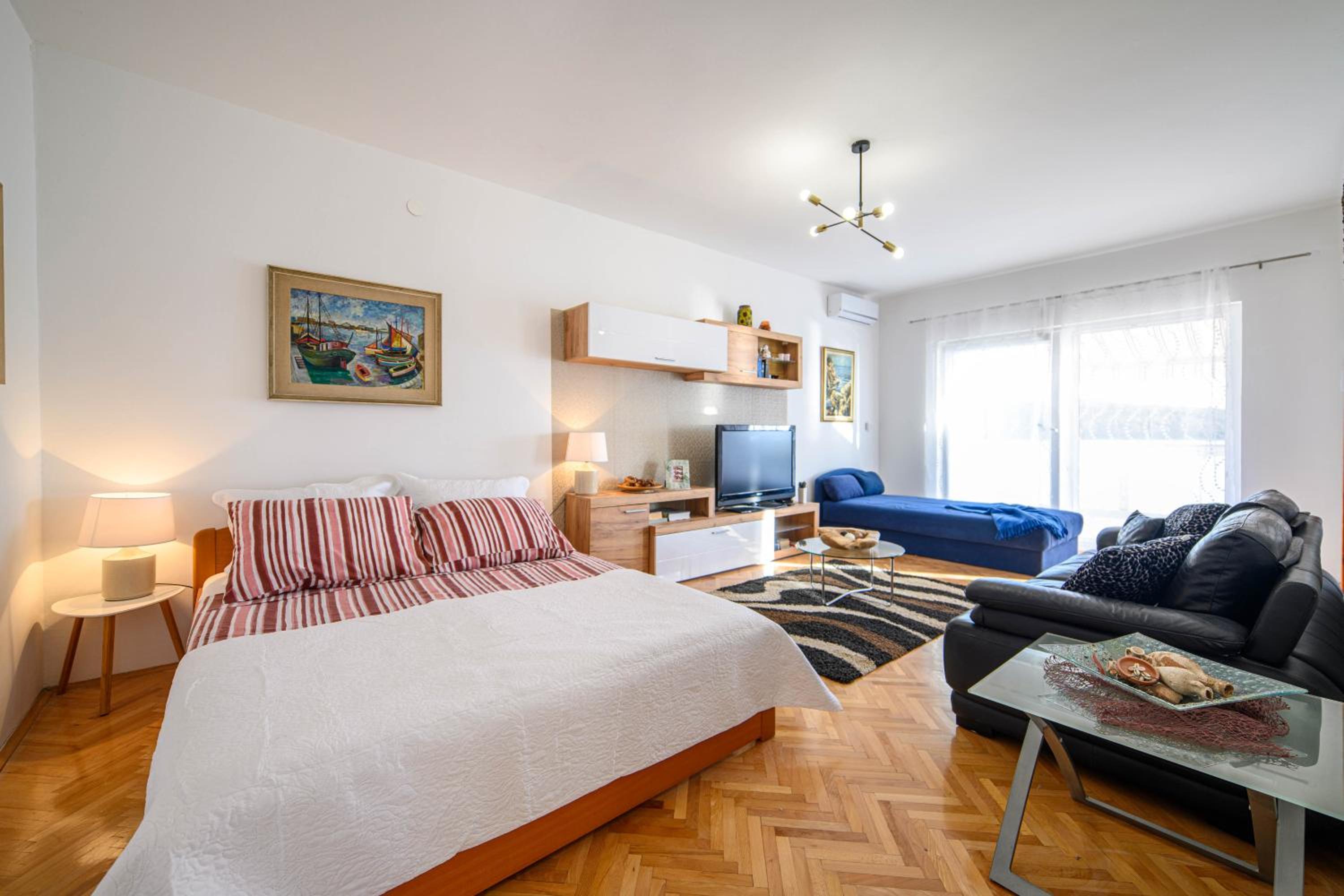 Comfort Two-Bedroom Apartment - Photo 6