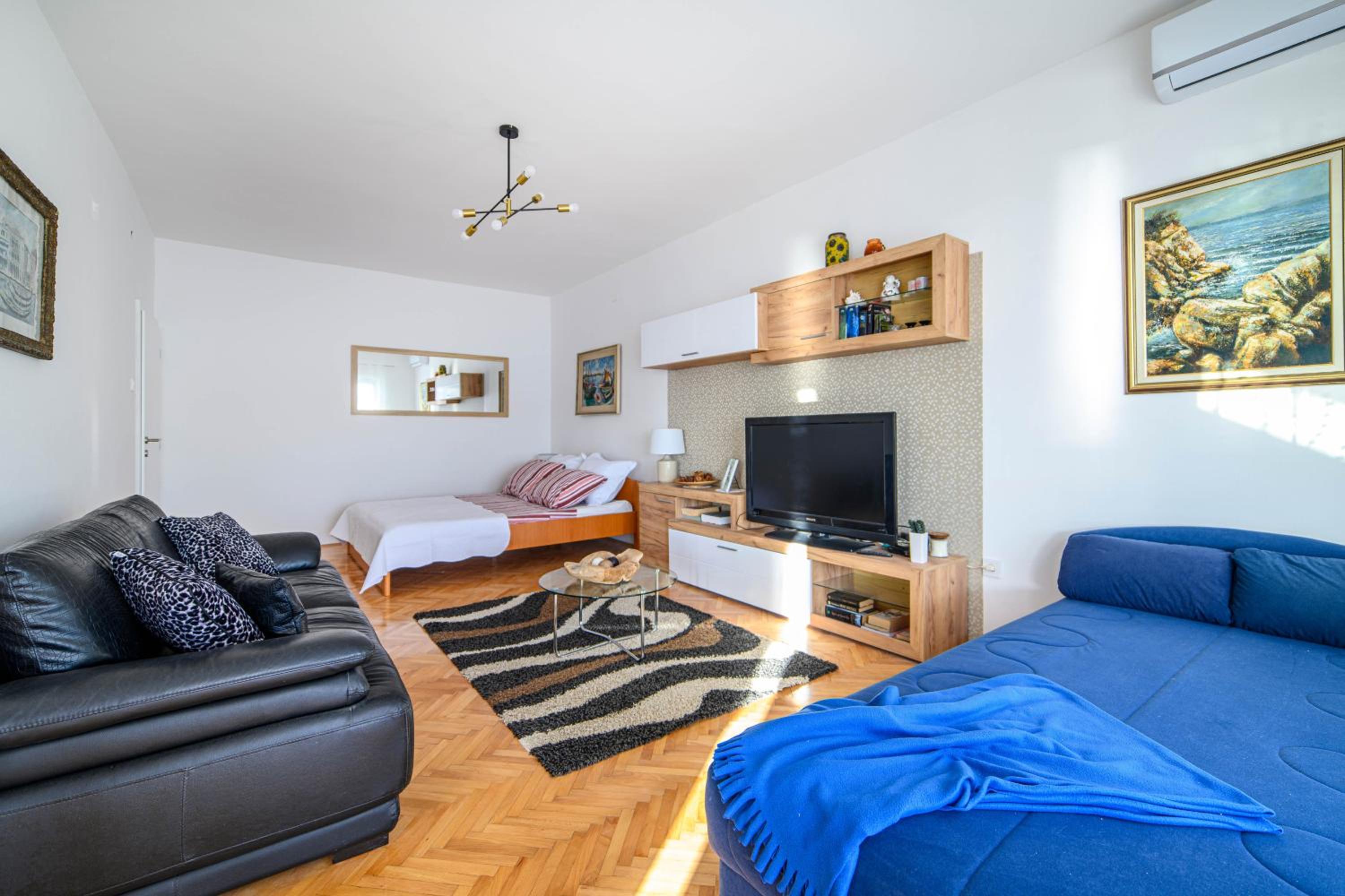Comfort Two-Bedroom Apartment - Photo 9