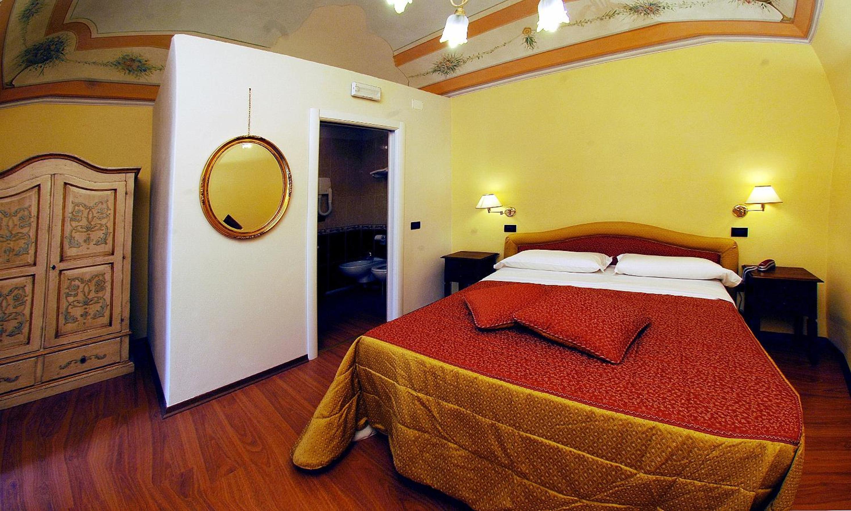 Deluxe Double Room - Photo 12