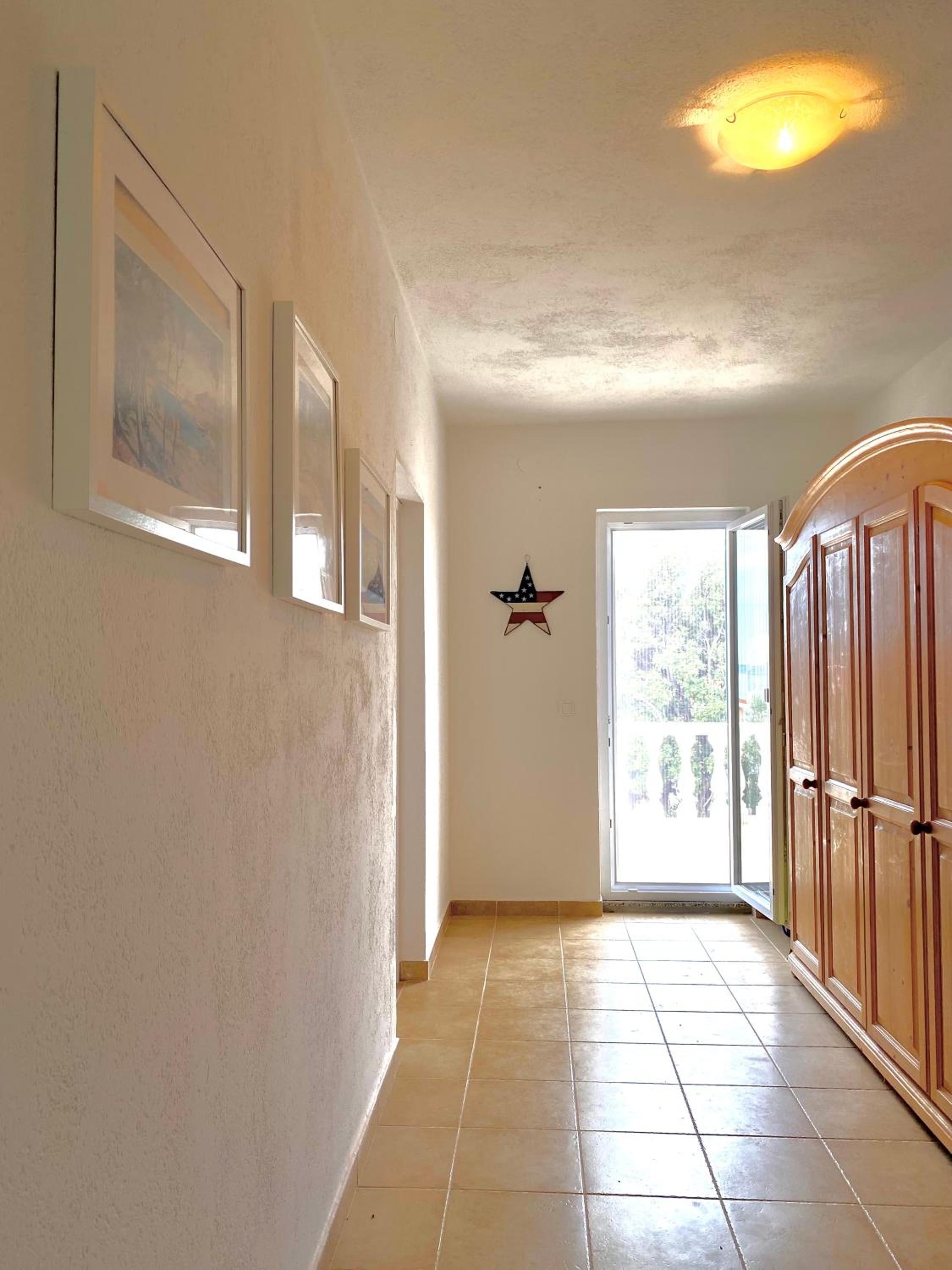 Five-Bedroom House photo 2