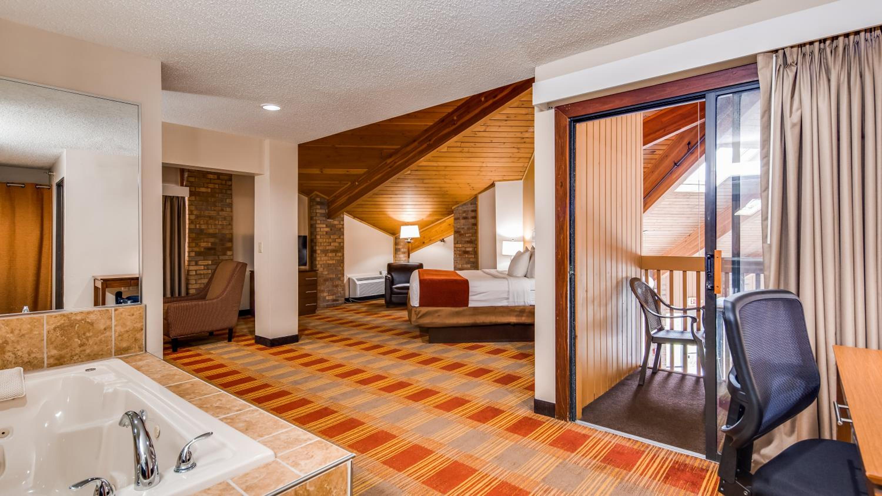 Large King Suite with Spa Bath and Pool View - Non-Smoking - Photo 7