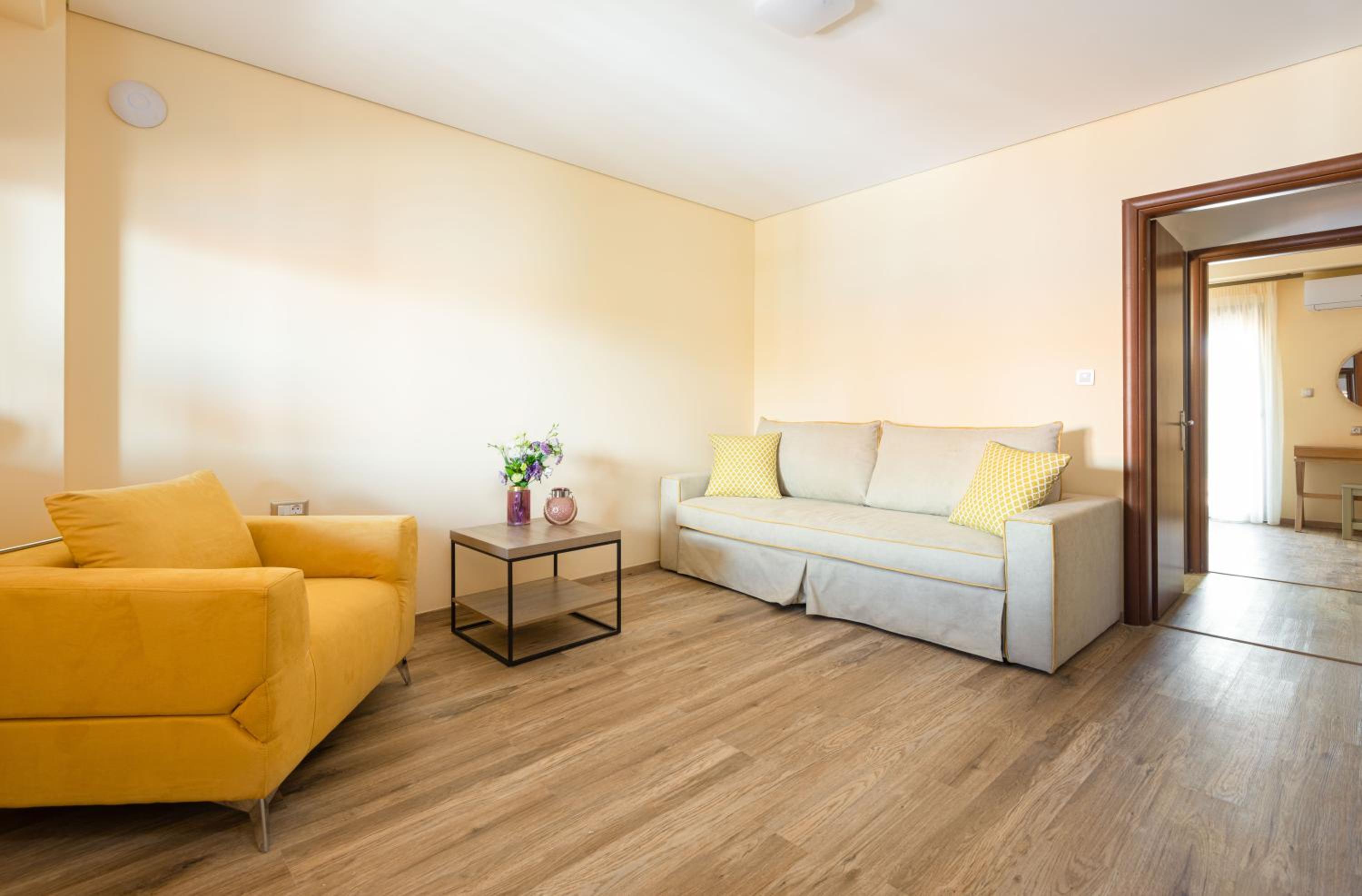 Apartment with Balcony photo 3