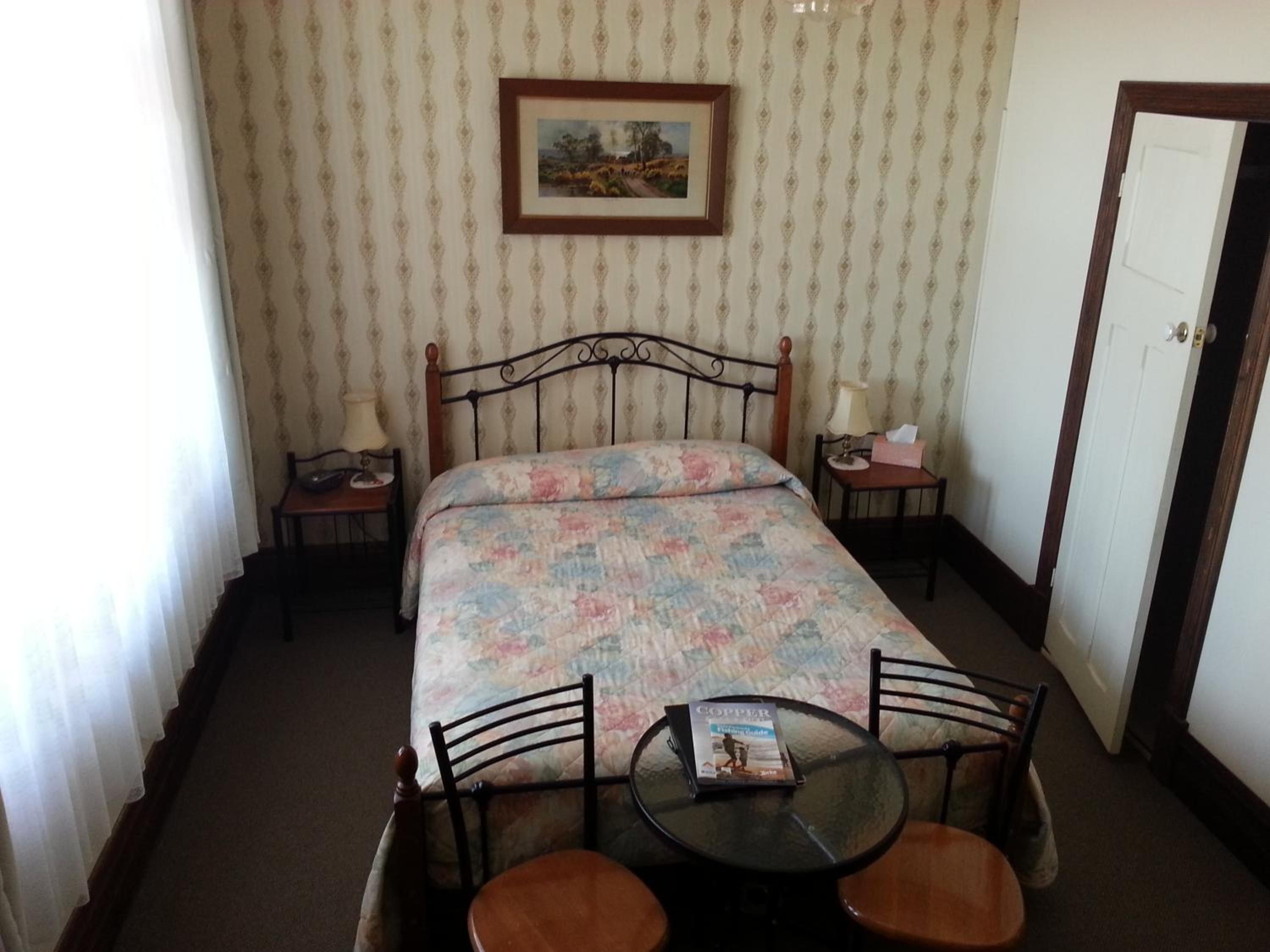 Standard Queen Room - Photo 7