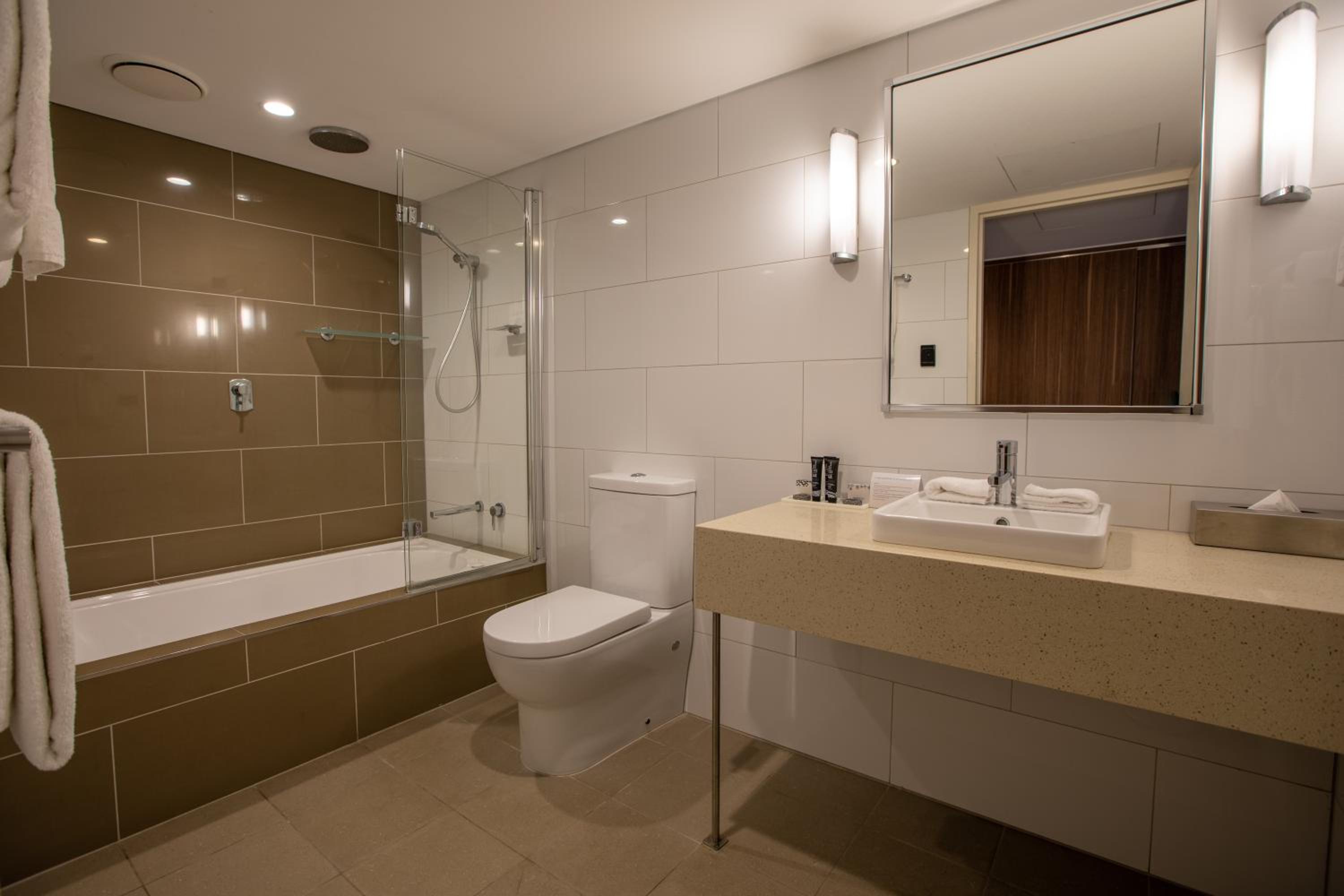 Family Suite with One King Bed and One Queen Bed photo 3