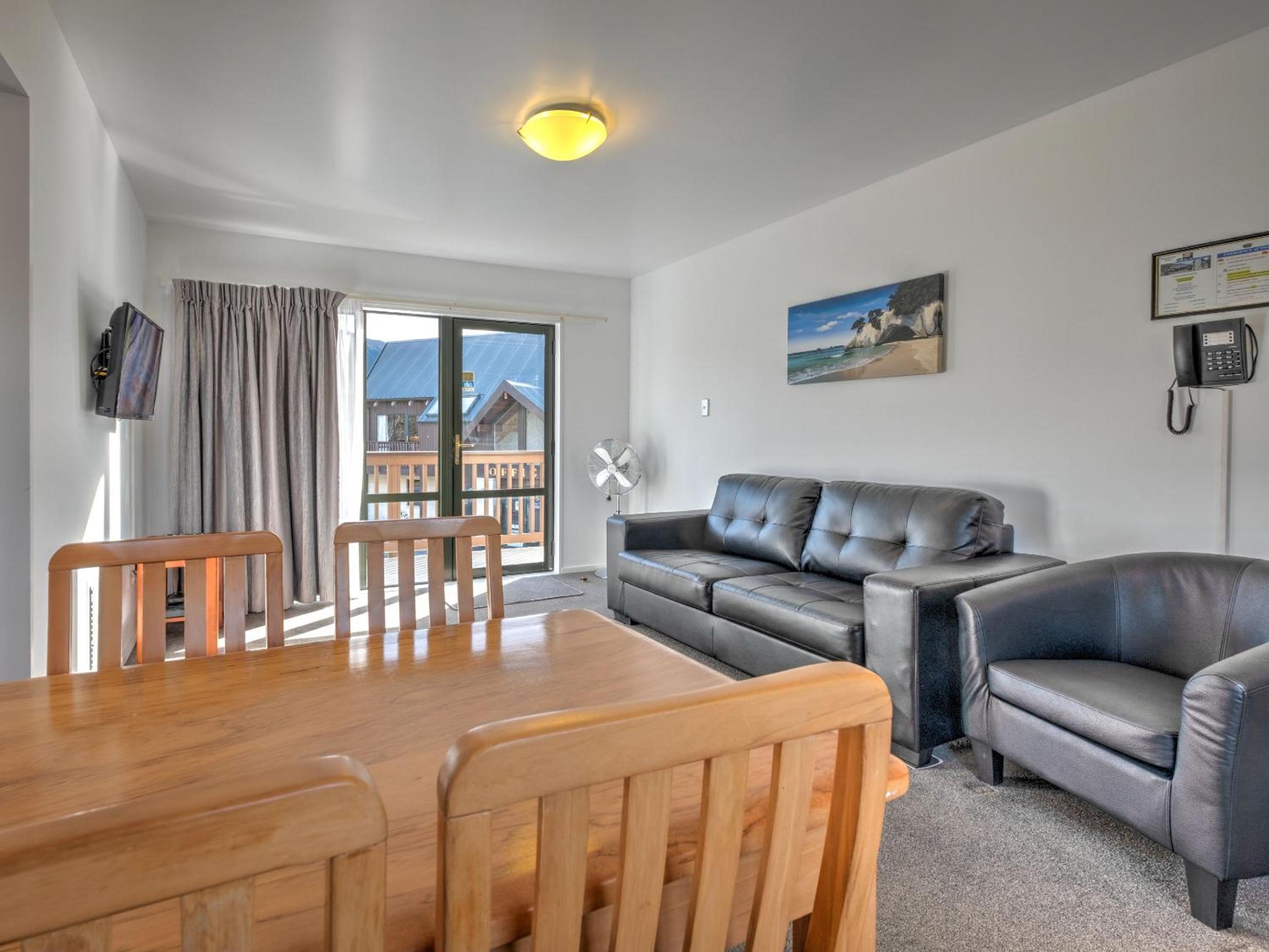 One-Bedroom Apartment - Photo 2