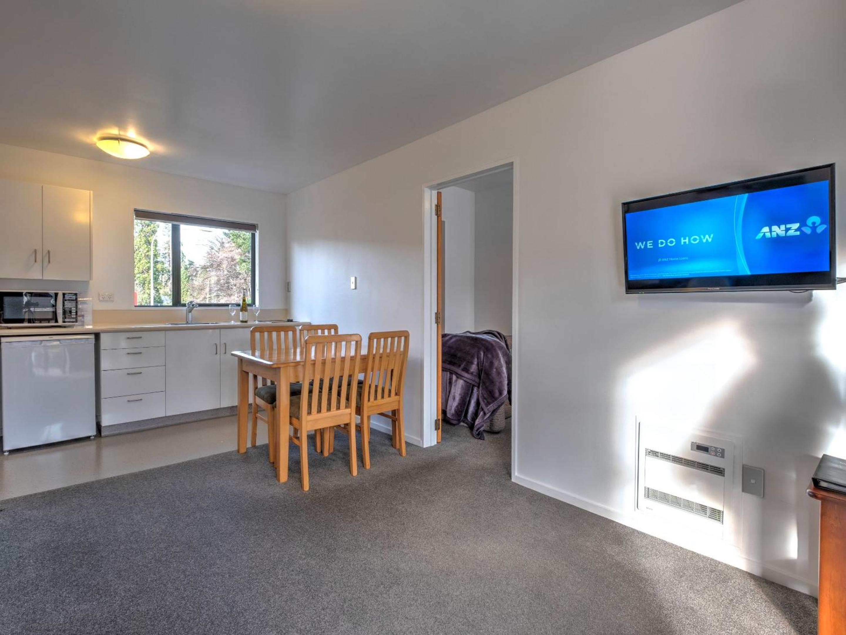 One-Bedroom Apartment - Photo 3