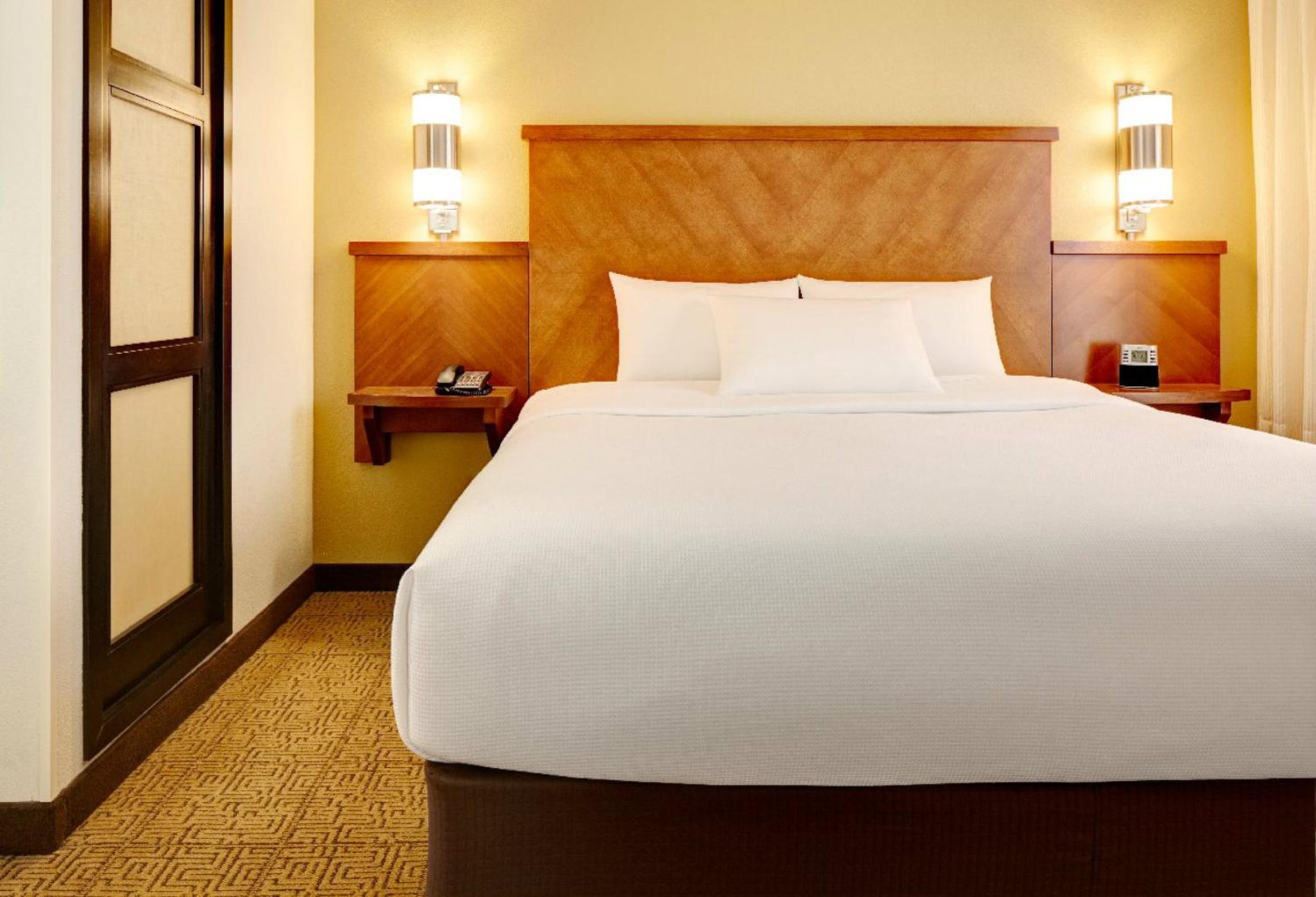 Queen Room with Two Queen Beds and Sofa Bed - High Floor photo 2