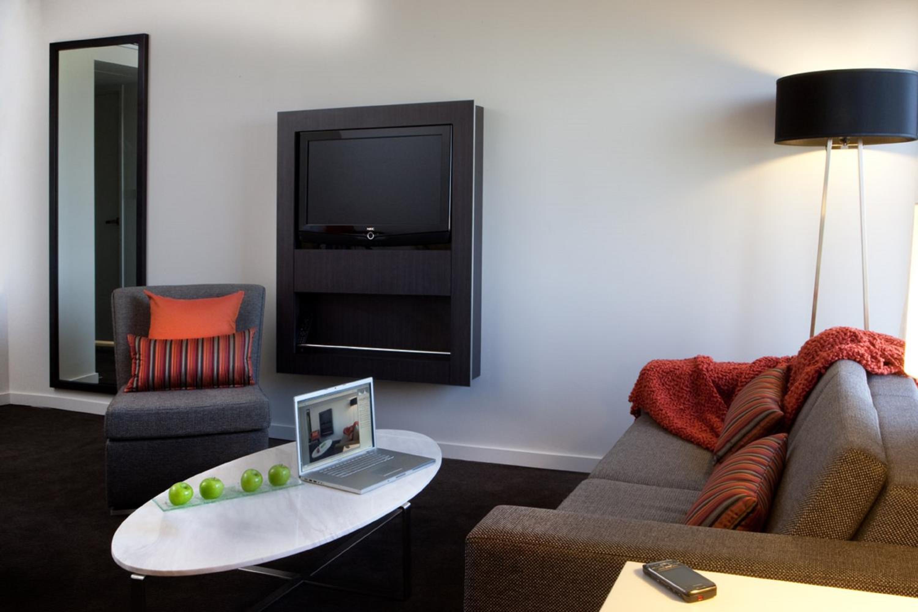 Family Room with One King Bed and Two Single Beds thumbnail 5