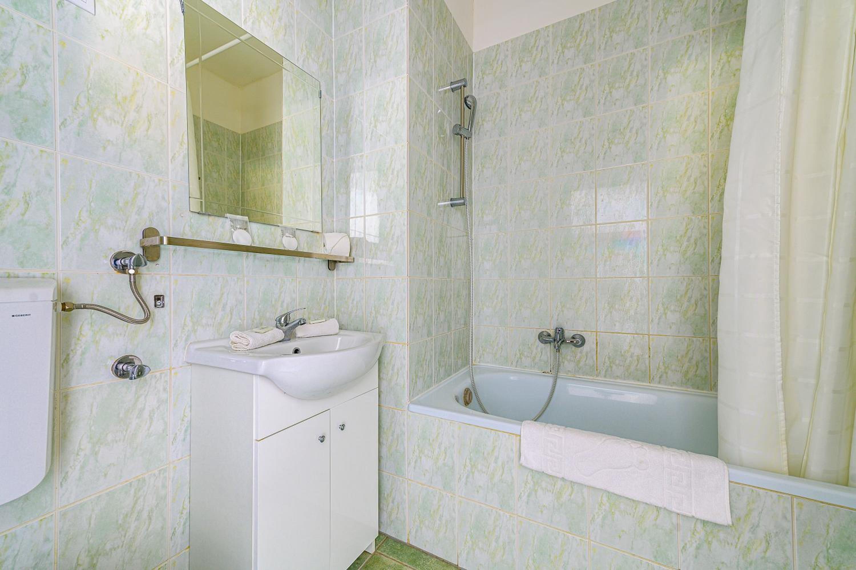 Small Double or Twin Room with private bathroom photo 2