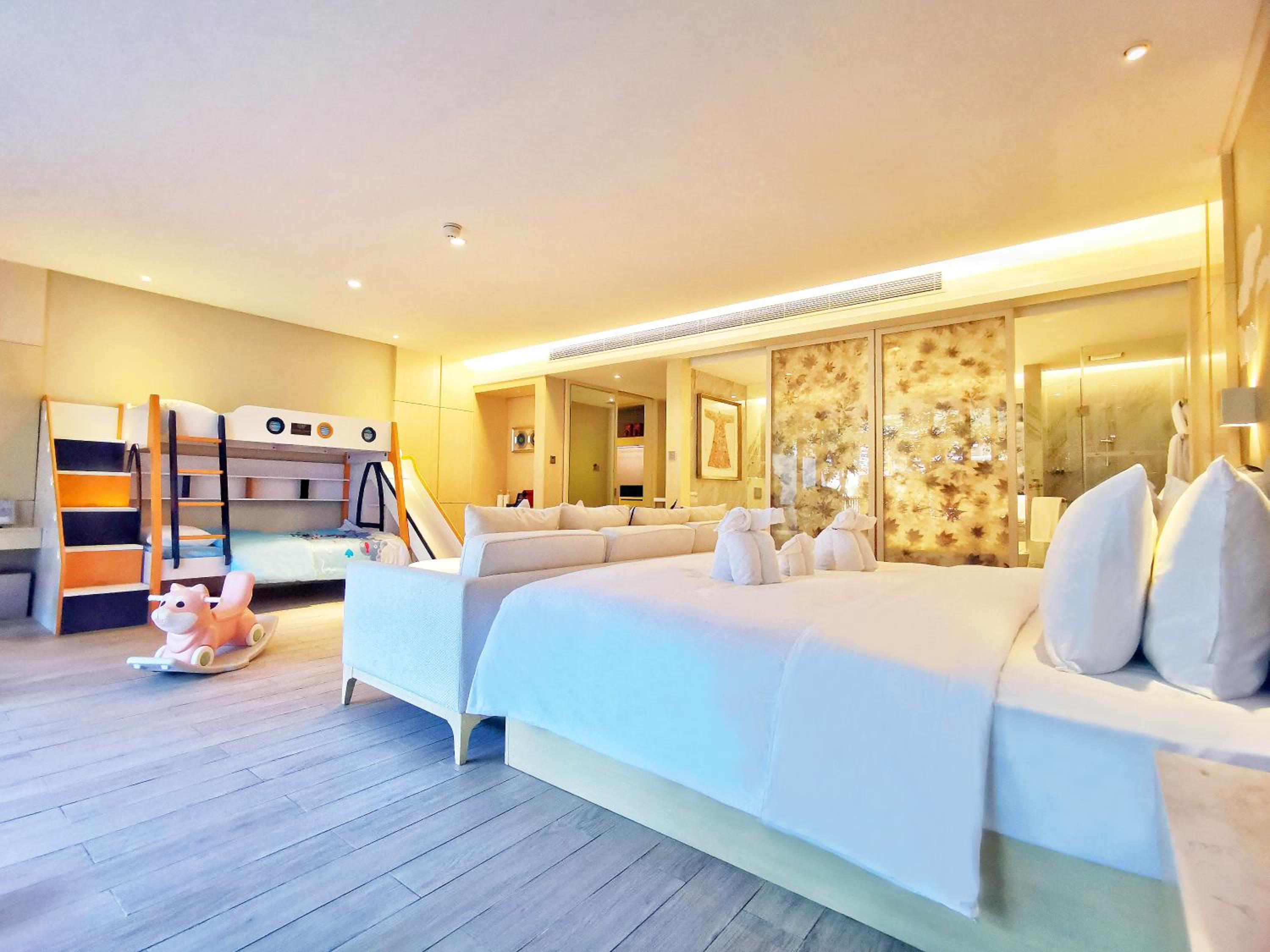 Deluxe Family Room