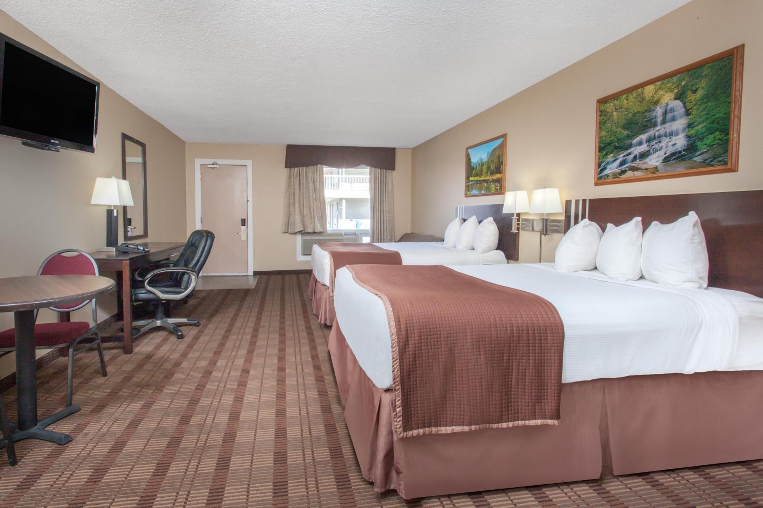 Efficiency Queen Room with Two Queen Beds - Non Smoking - Photo 5