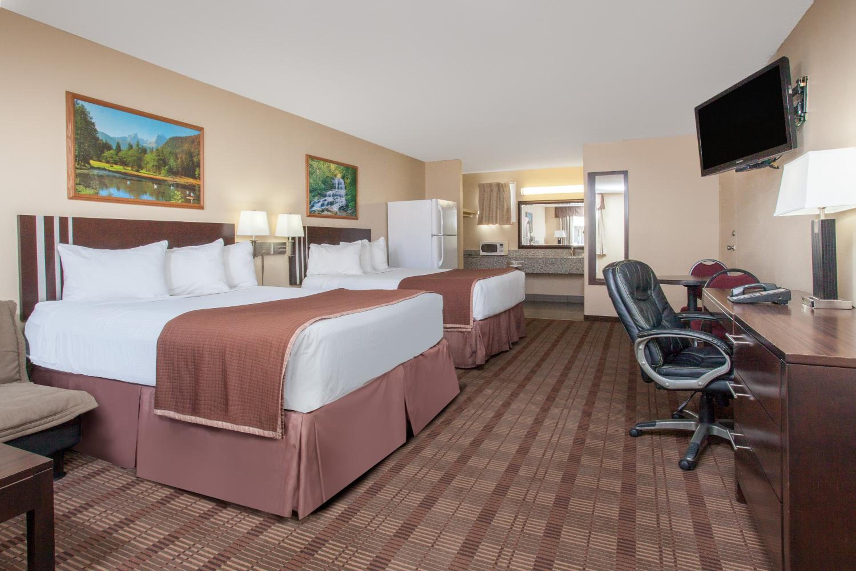 Efficiency Queen Room with Two Queen Beds - Non Smoking - Photo 2