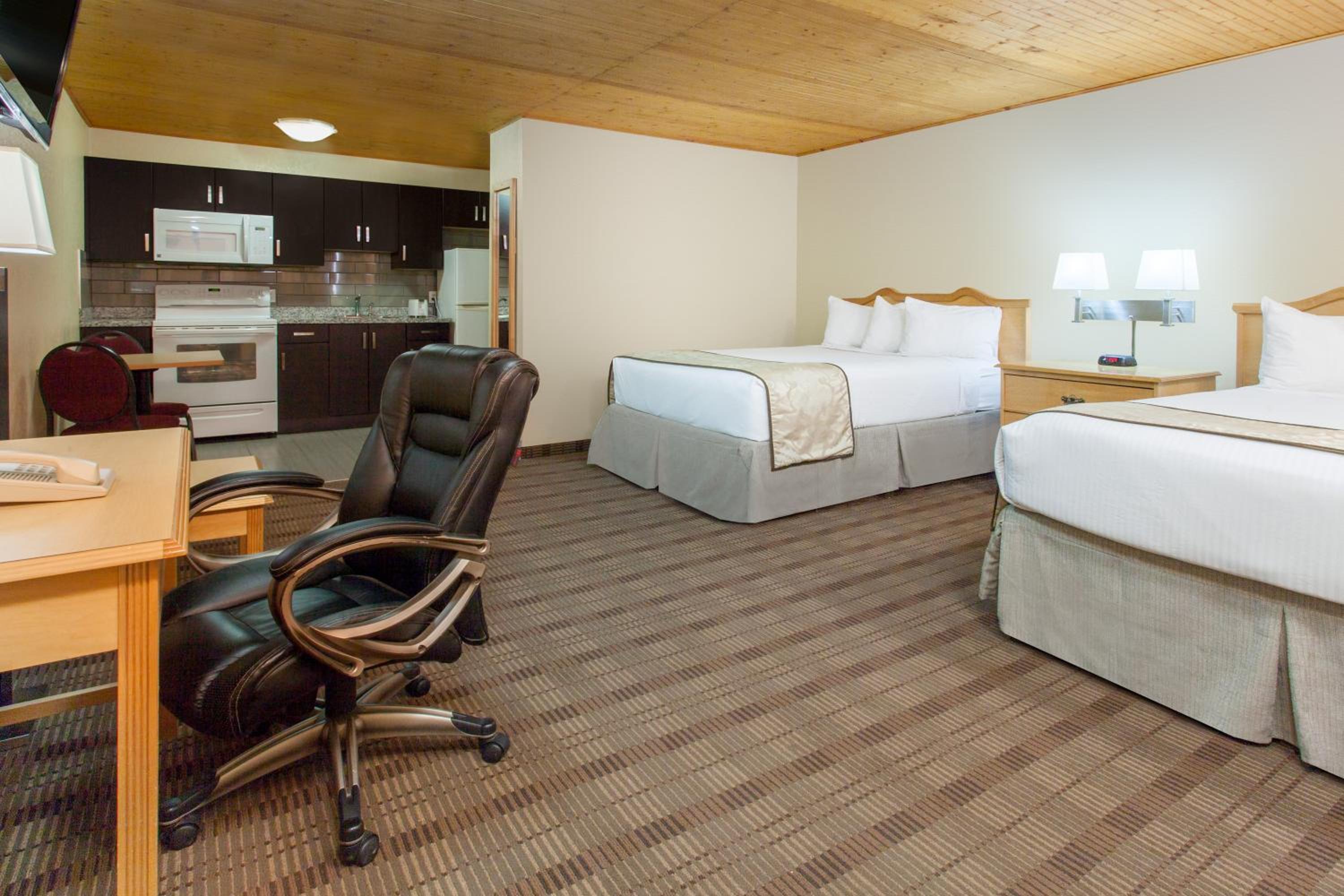 Efficiency Queen Room with Two Queen Beds - Non Smoking - Photo 3