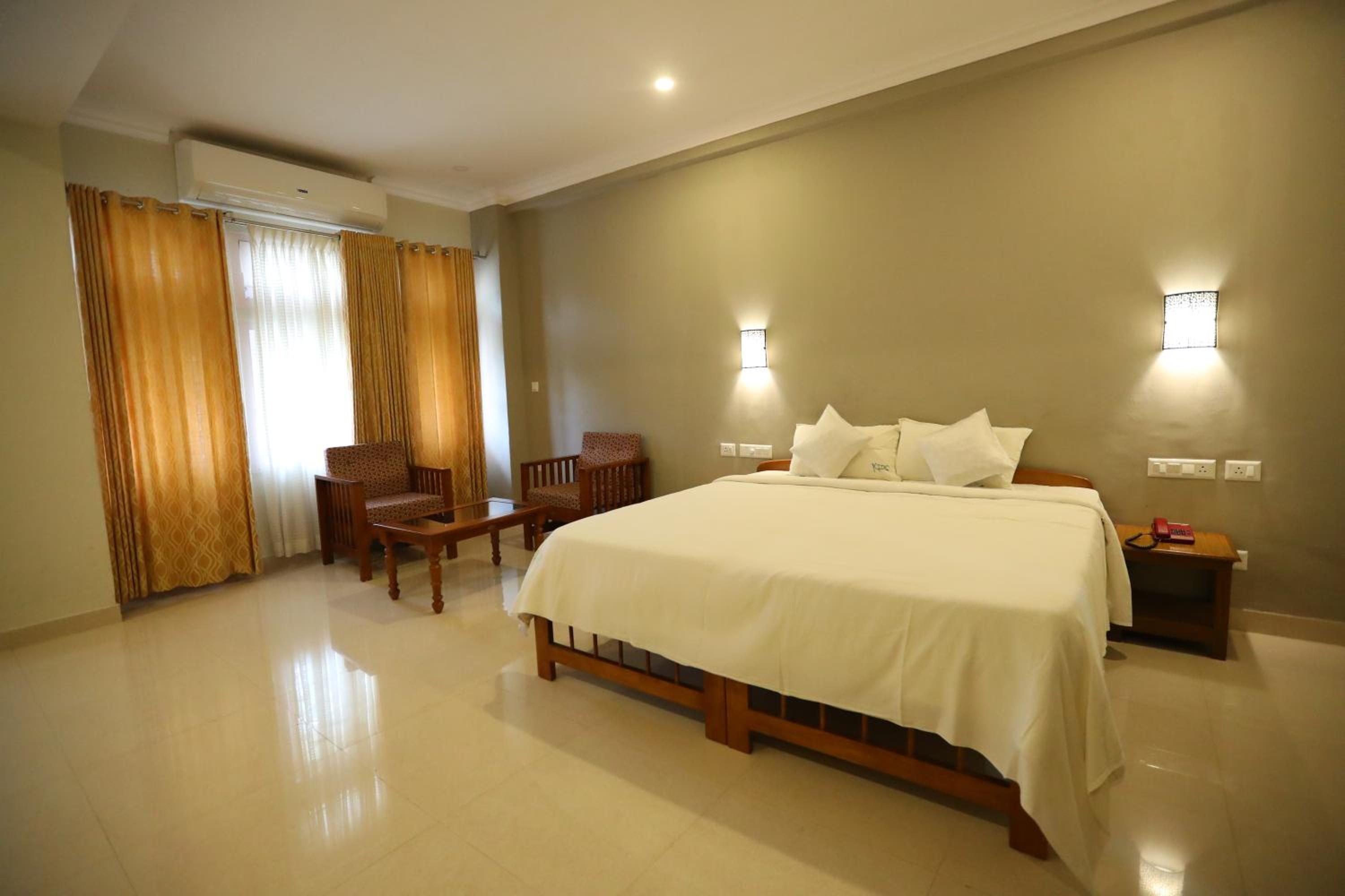 Deluxe Room (2 Adults + 1 Child) - Photo 2