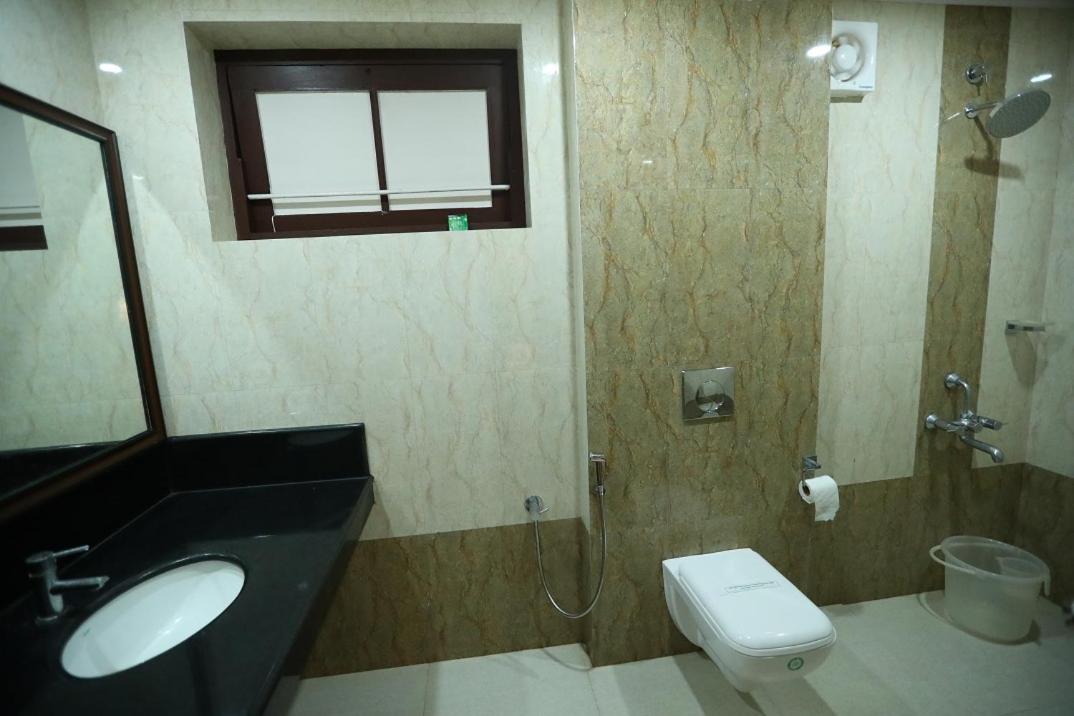 Deluxe Room (2 Adults + 1 Child) - Photo 4