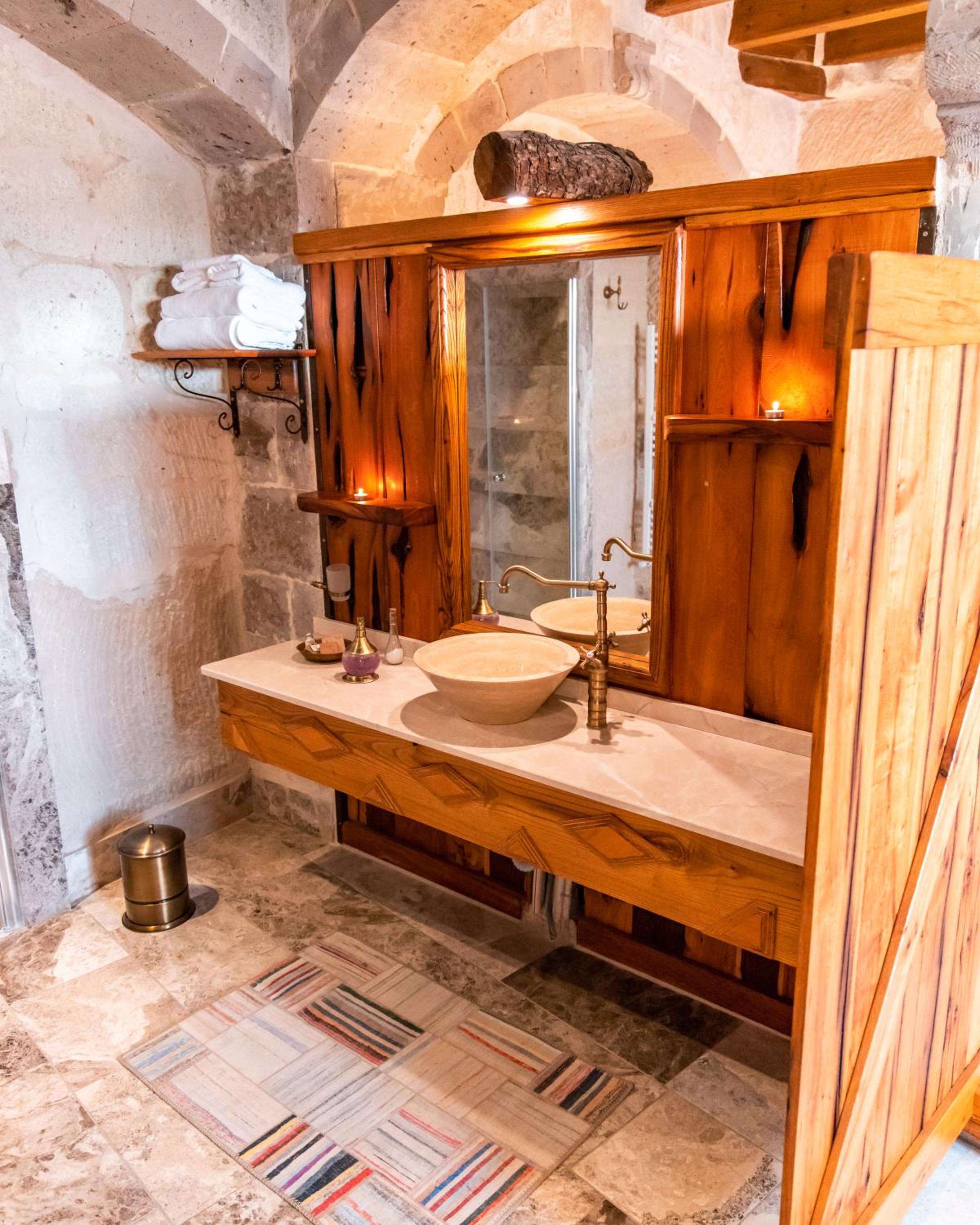 King Suite with Spa Bath - Photo 10