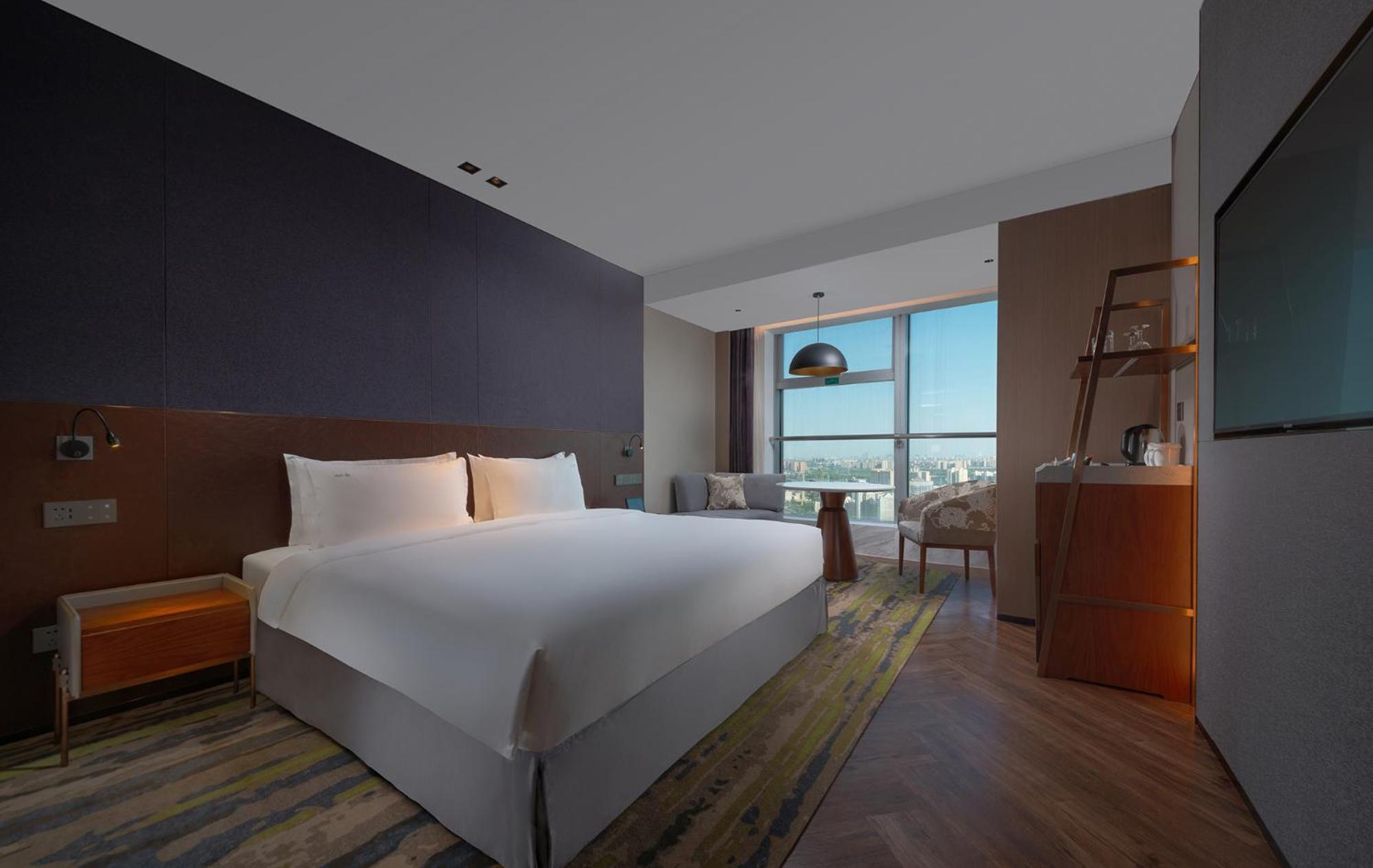Standard King Room with Lounge Access
