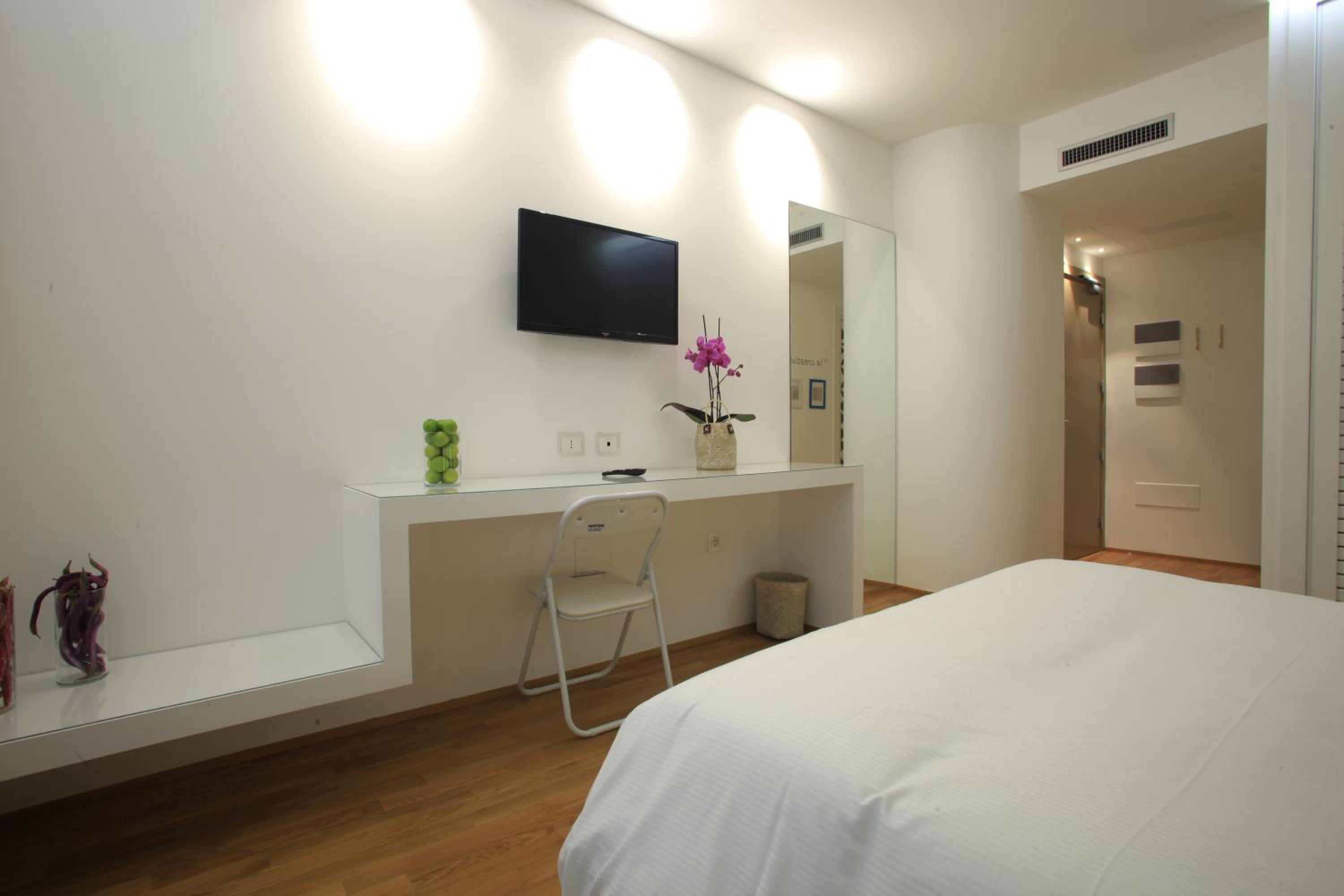 Double Room with Balcony - Photo 2