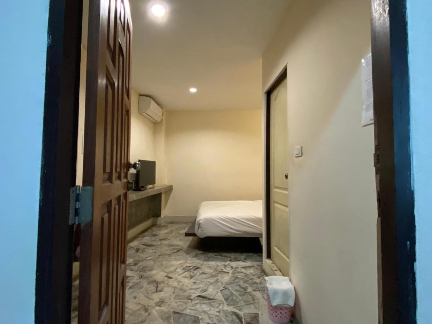 Standard Double Room - Photo 11