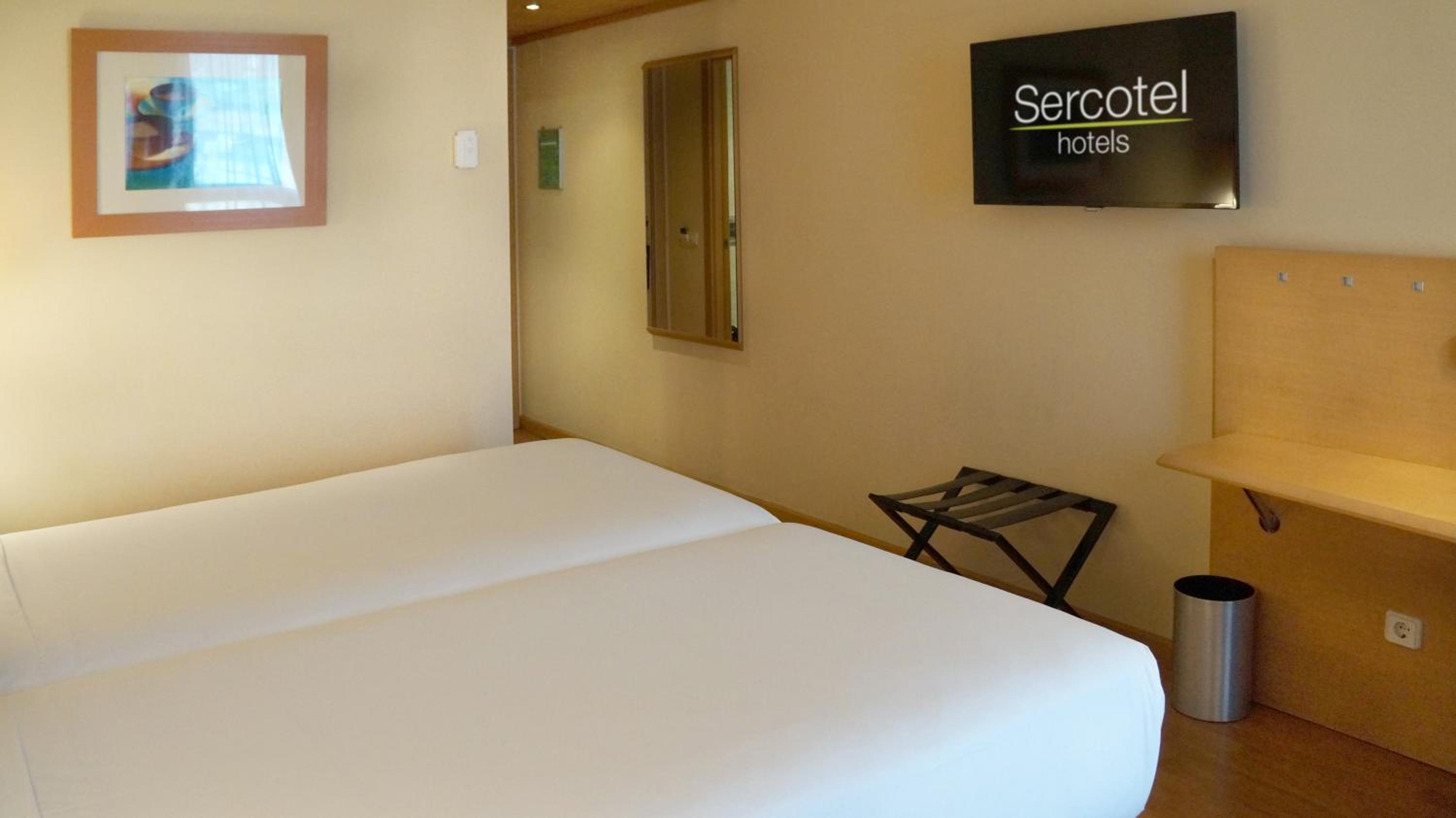 Standard Twin Room - Photo 3